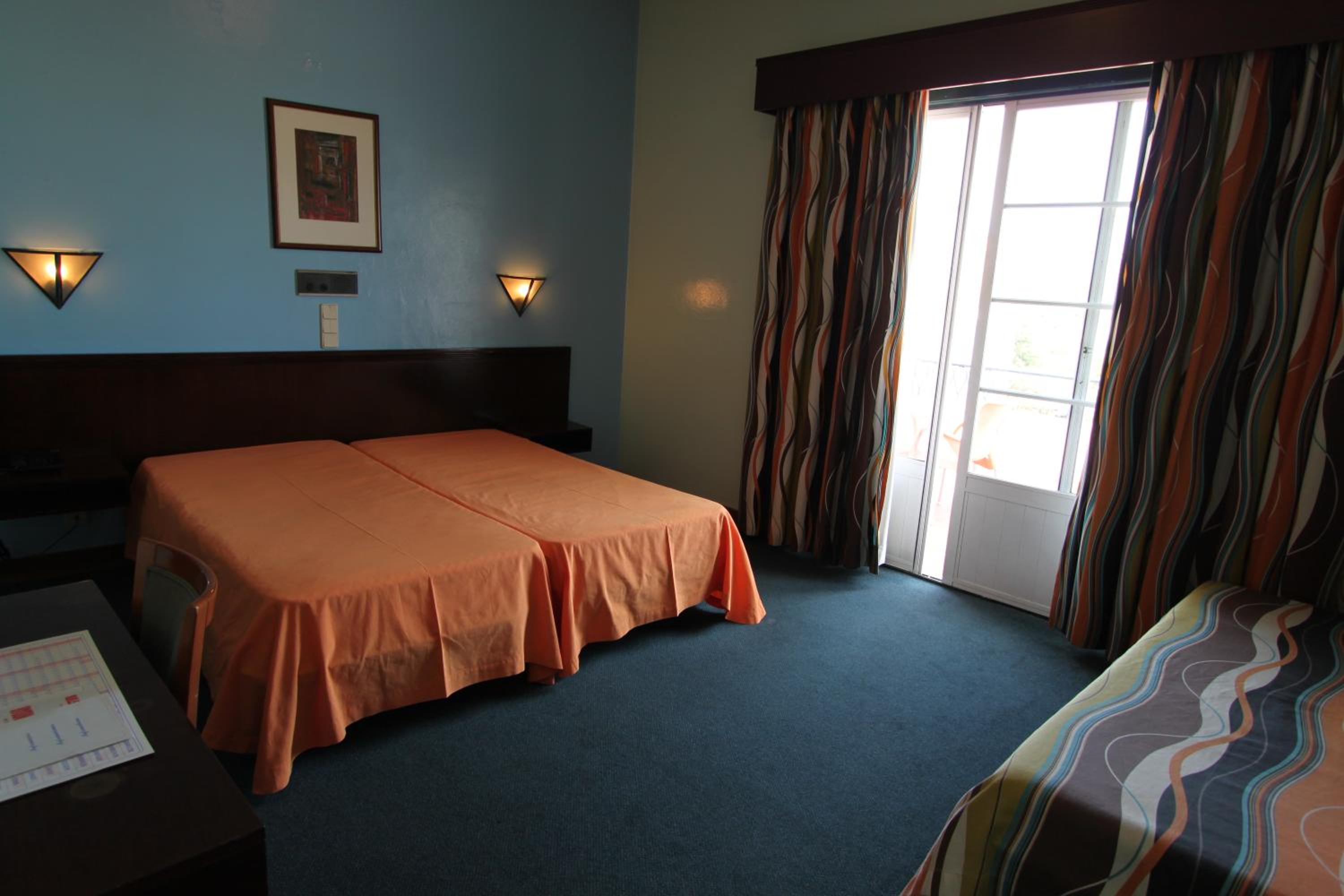 Twin Room with Extra Bed (2 Adults + 1 Child up to 12 years old) photo 1