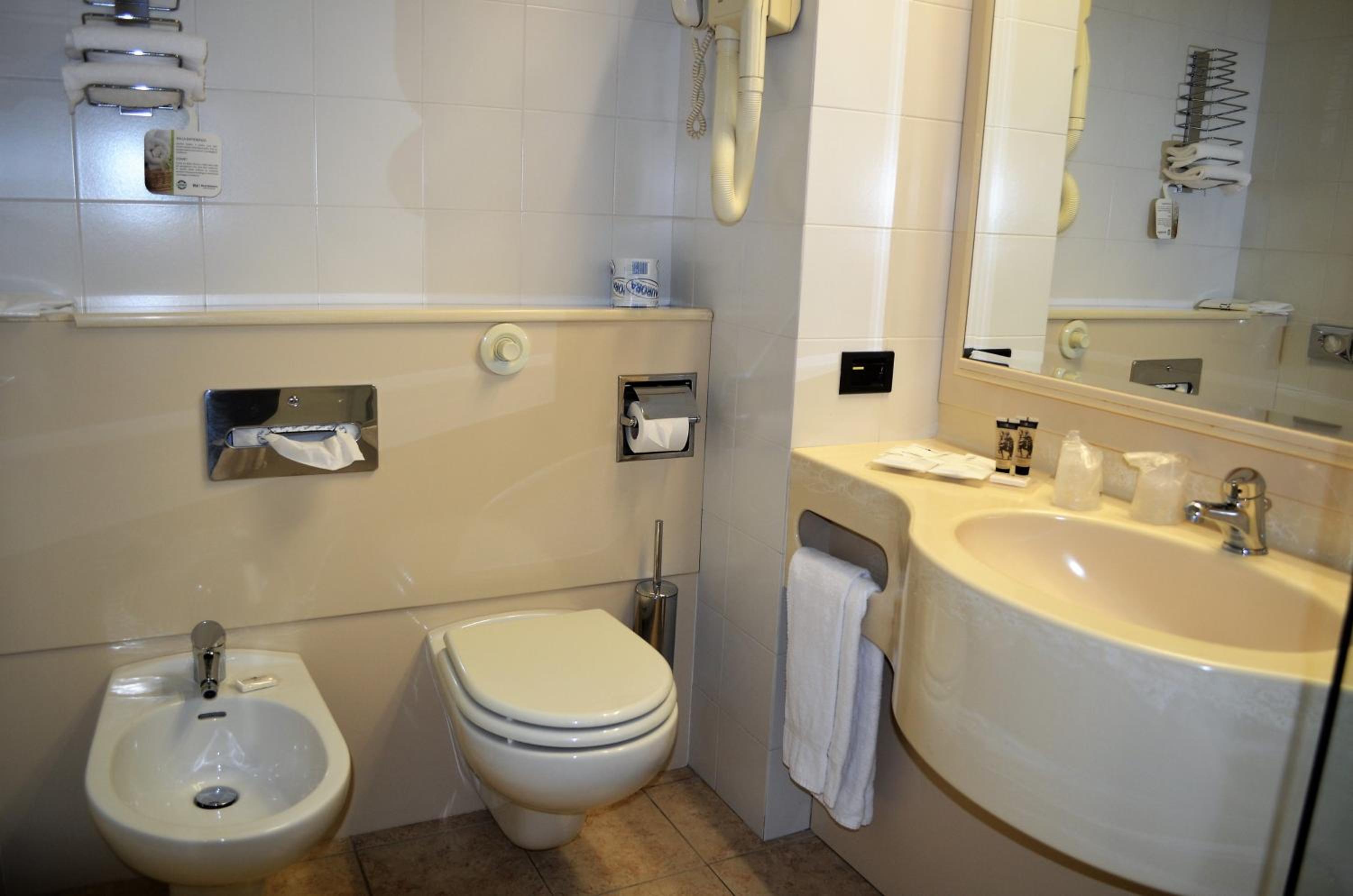Standard King Room - Photo 8