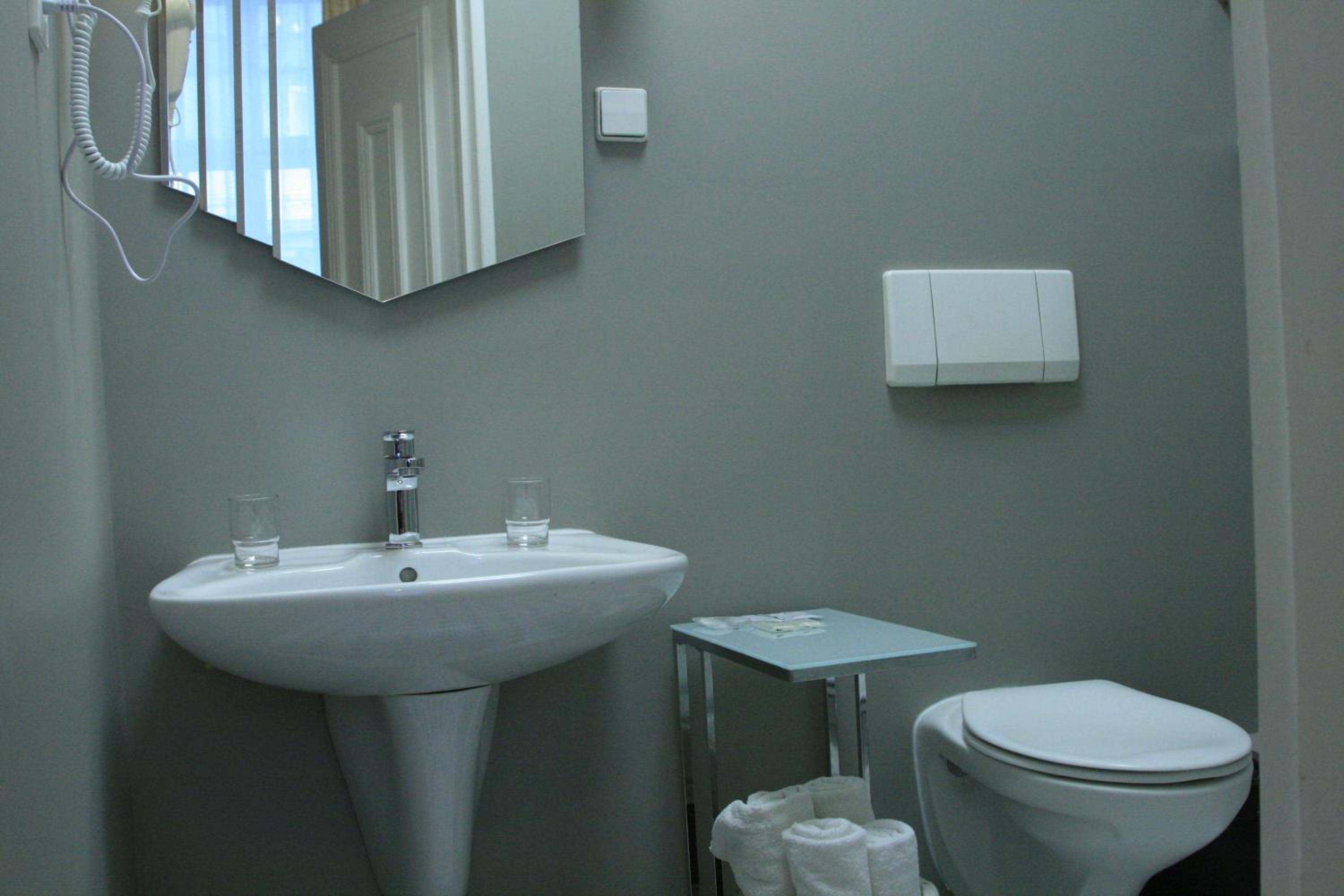 Economy Double Room - Photo 9