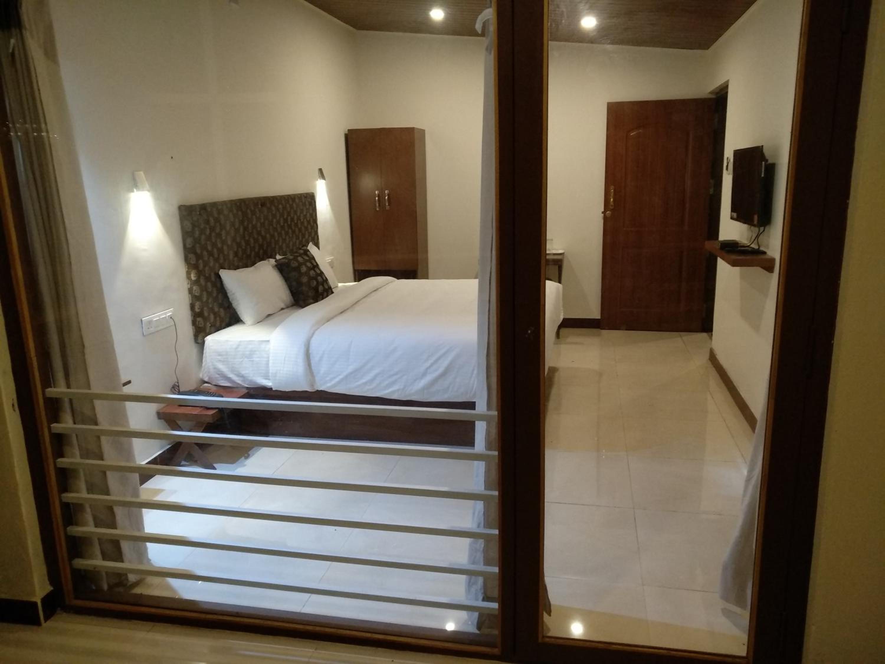 Deluxe Room with Balcony - Photo 2