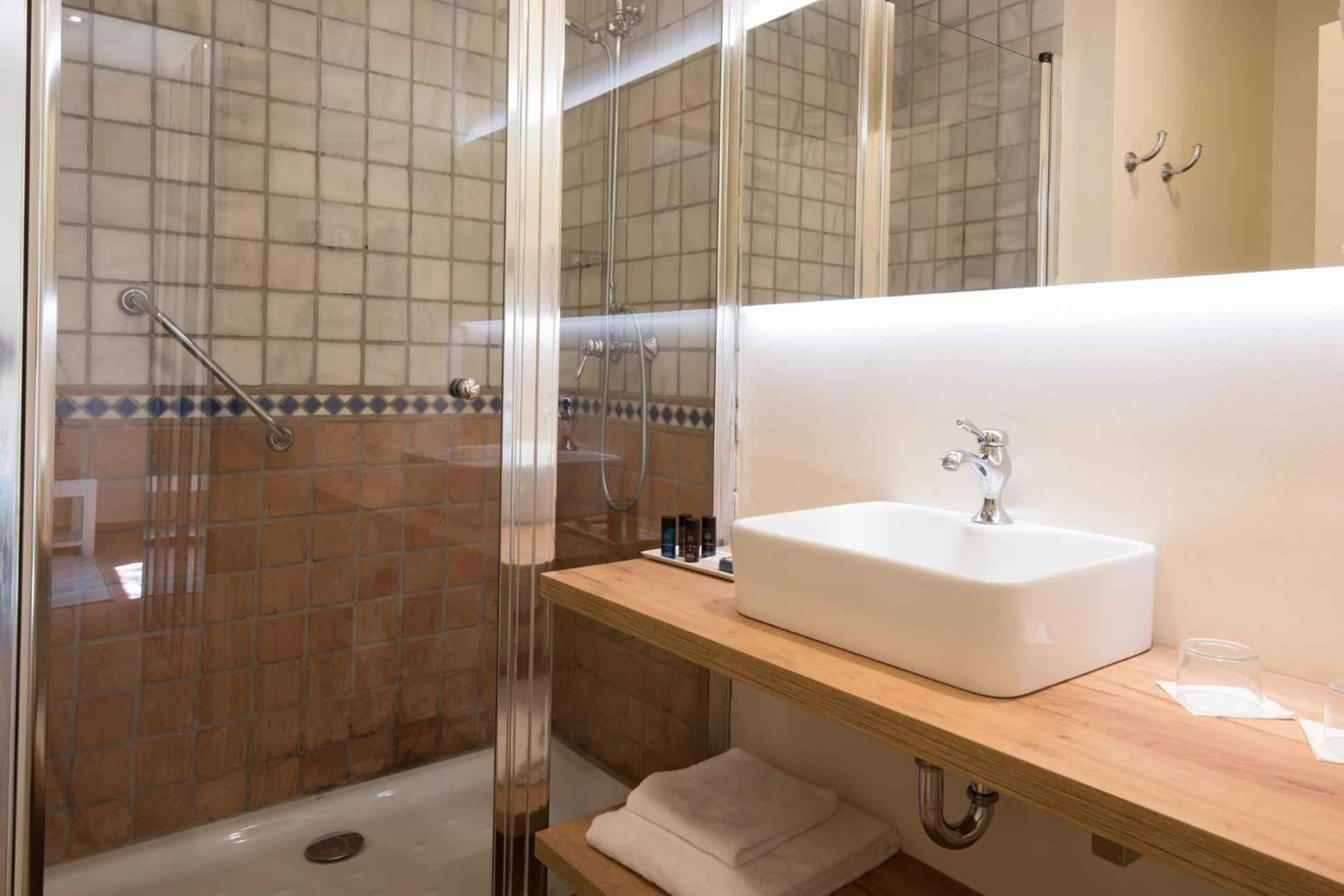 Deluxe Double Room with Extra Bed photo 2