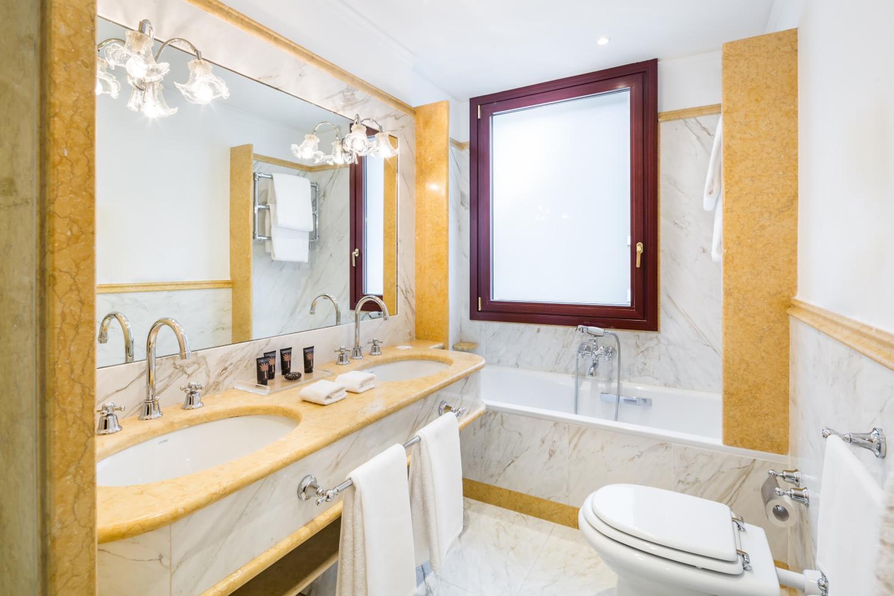 Double Room with Canal View - Photo 4