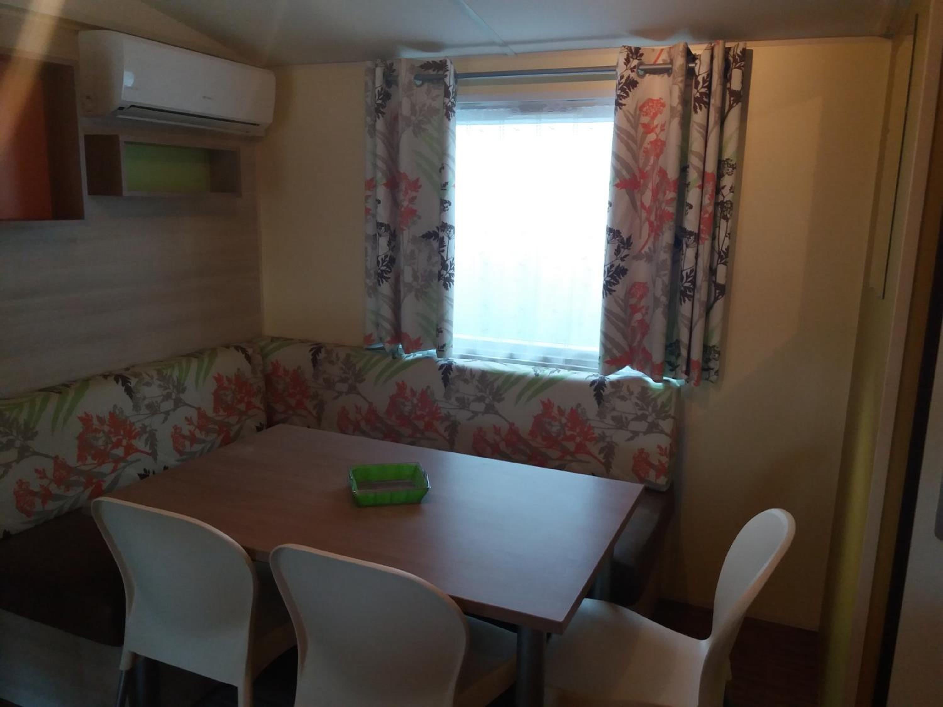 Three-Bedroom Mobile Home (6 Adults) photo 3