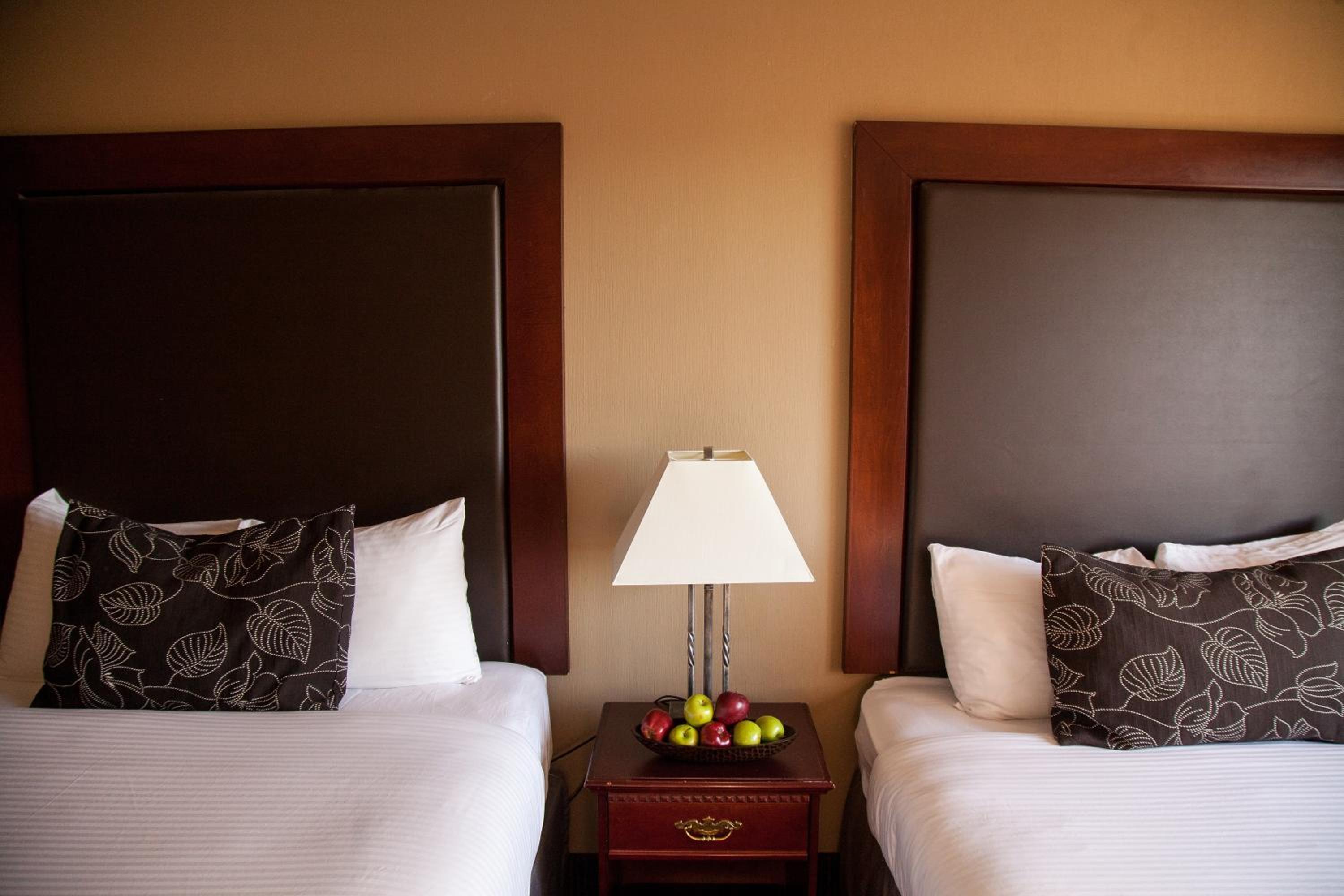 Queen Room with Two Queen Beds - Non-Smoking - Photo 7