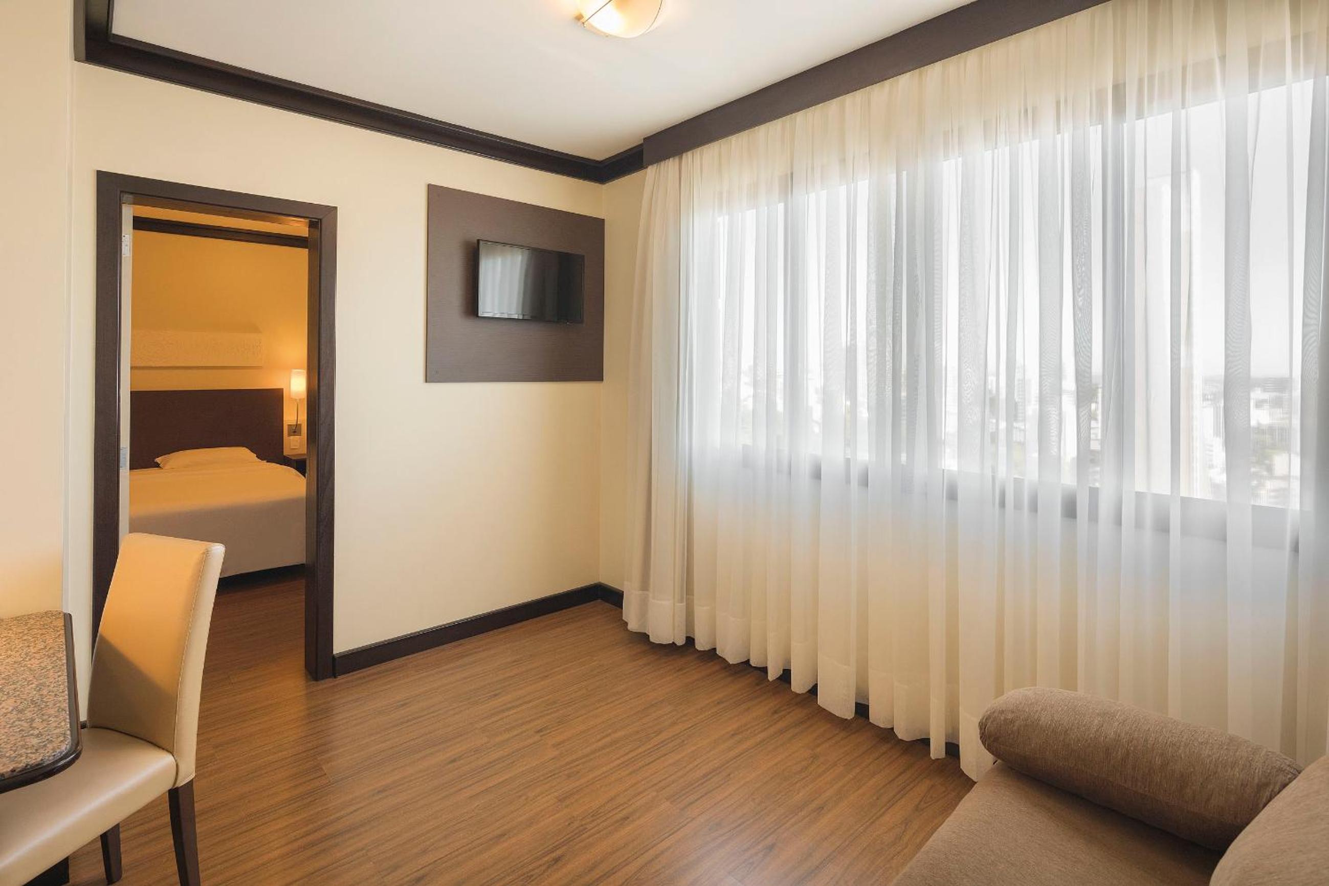 Suite - Photo 5