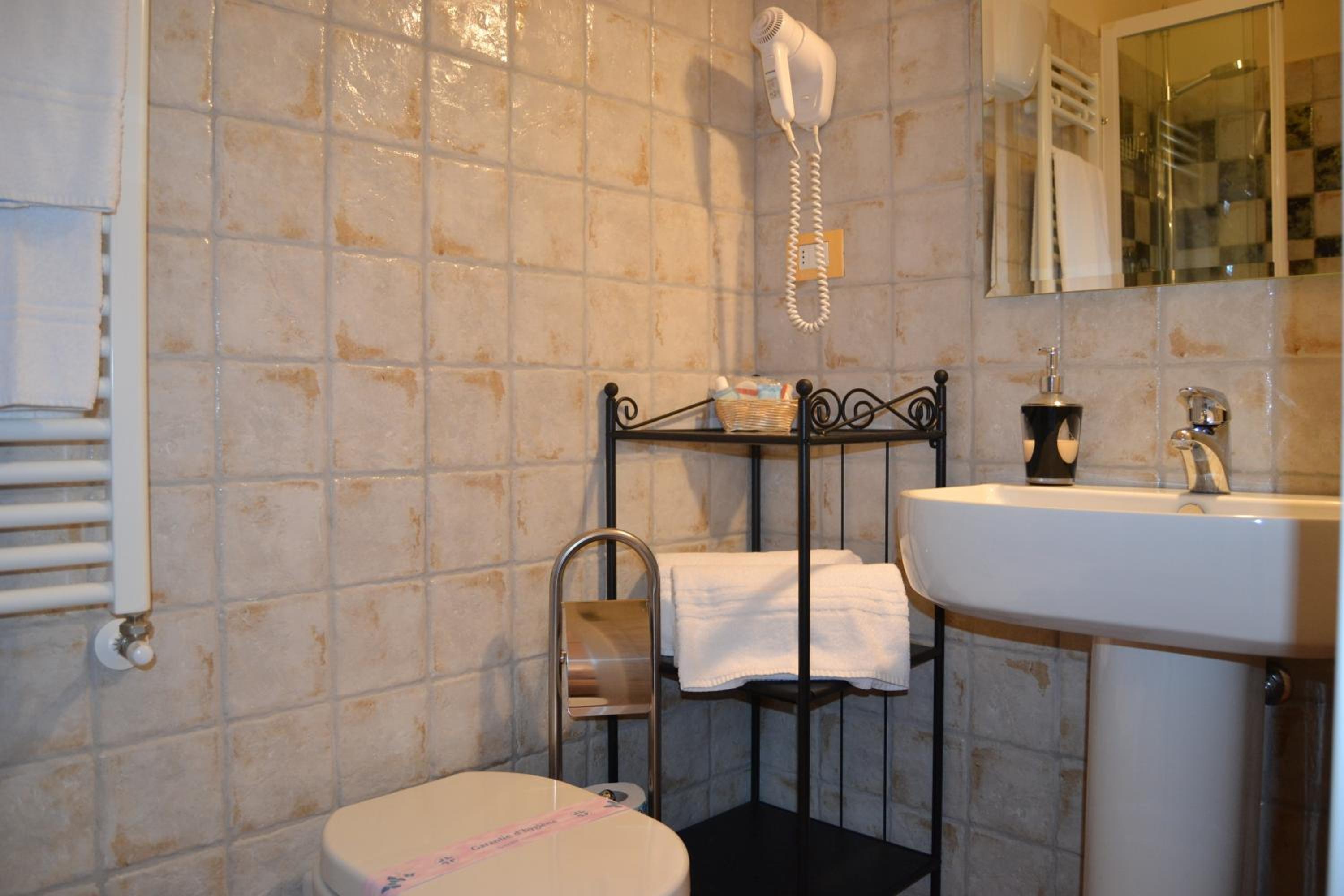 Classic Double or Twin Room - Photo 10