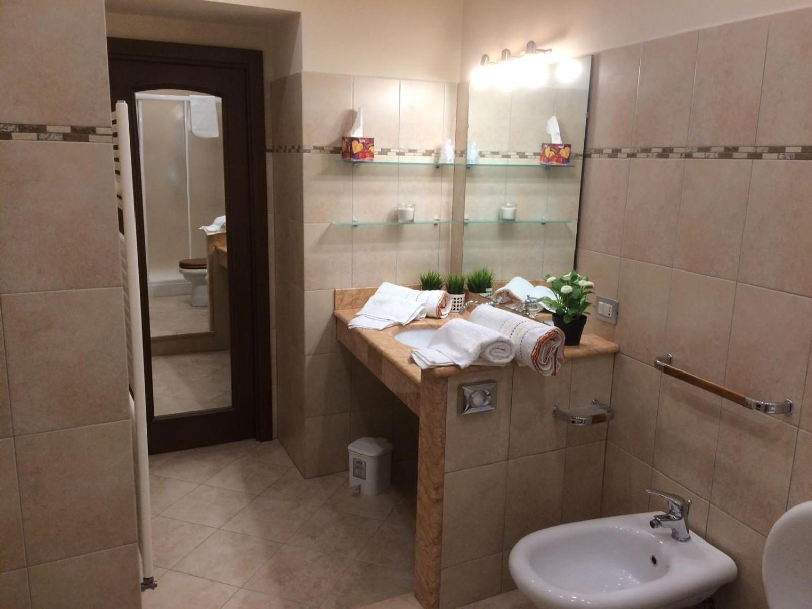 Triple Room with Private Bathroom - Photo 5