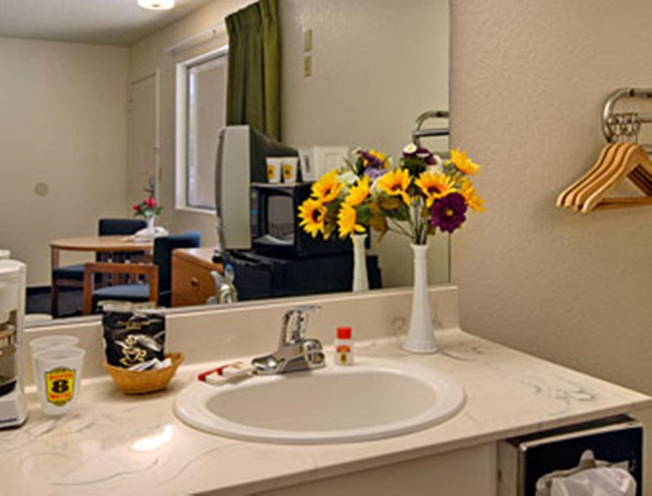 King Room - Non-Smoking - Photo 3