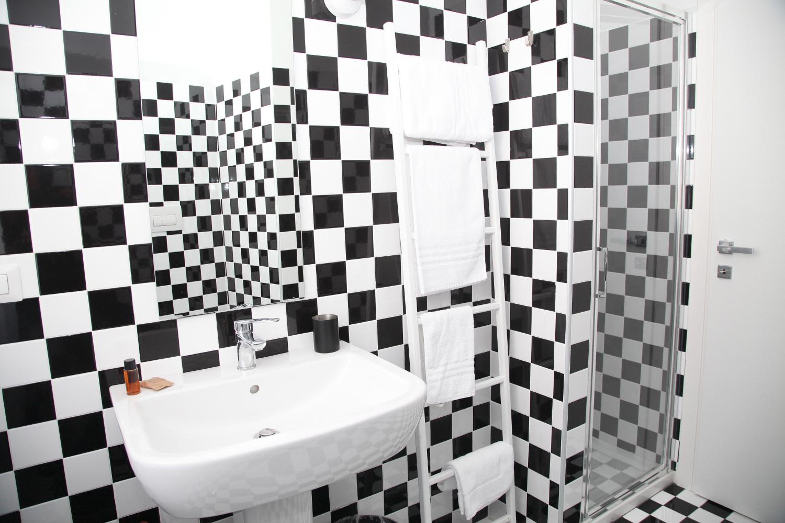 Twin Room with Private Bathroom photo 3