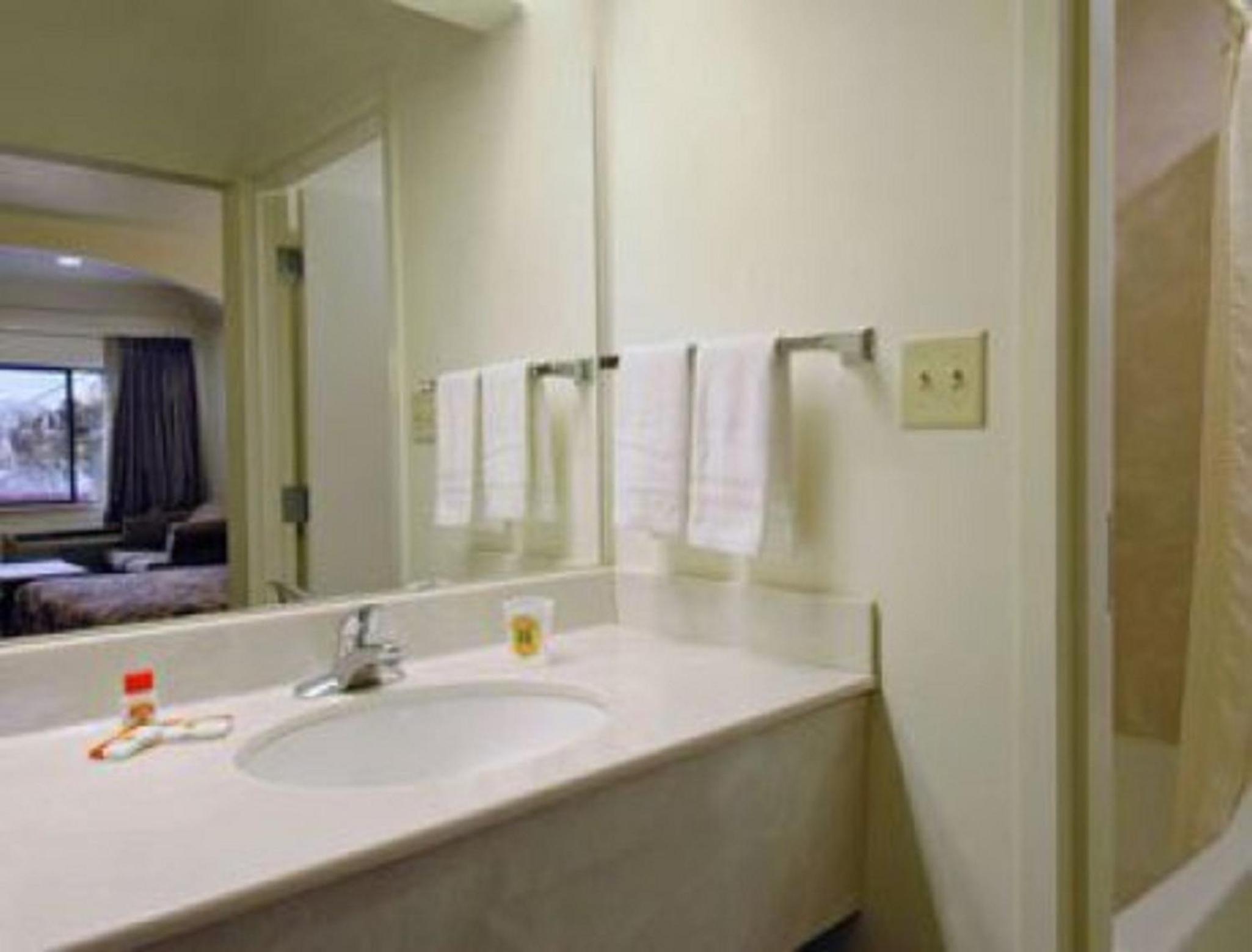 King Room - Non-Smoking - Photo 7