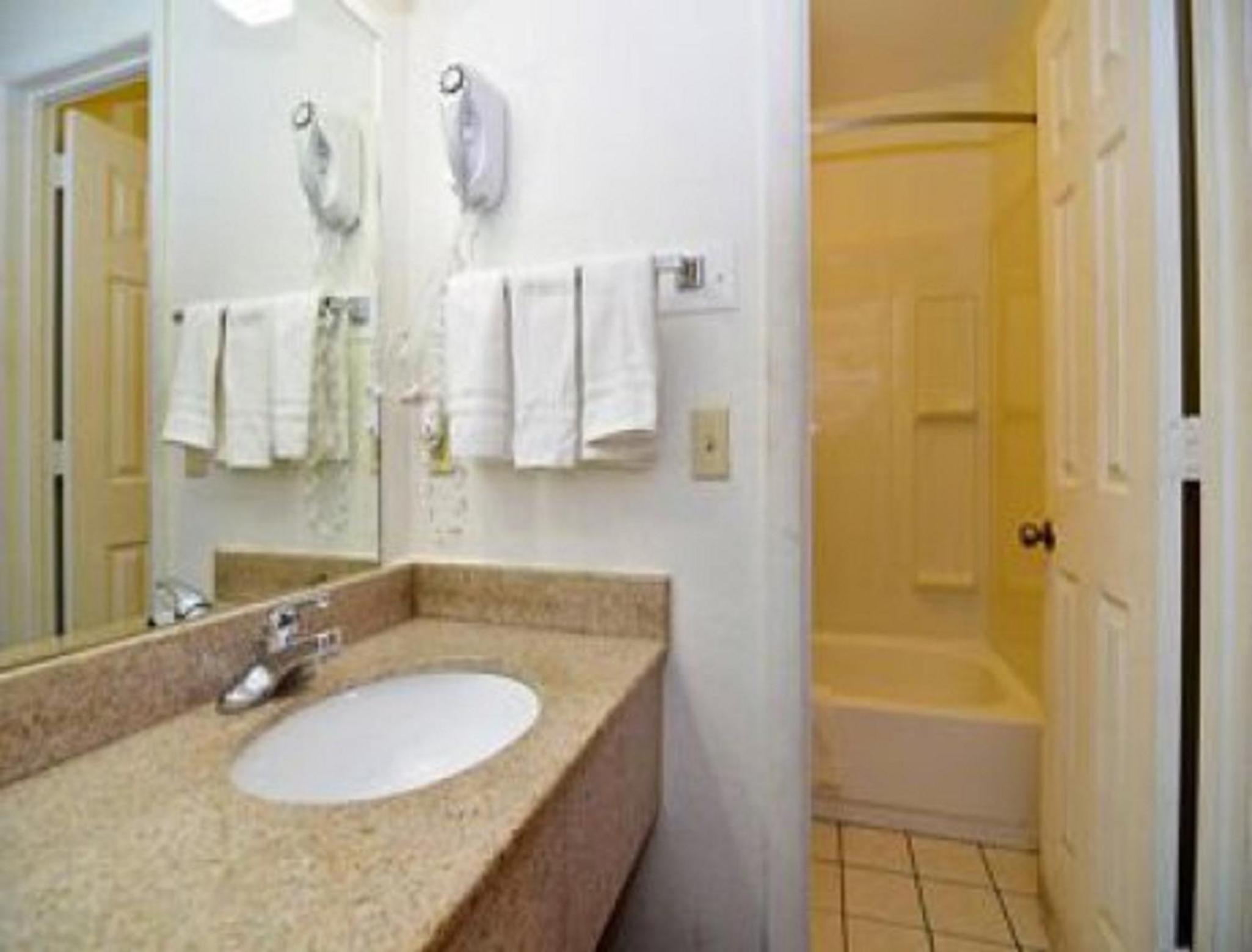 King Room - Non-Smoking - Photo 2
