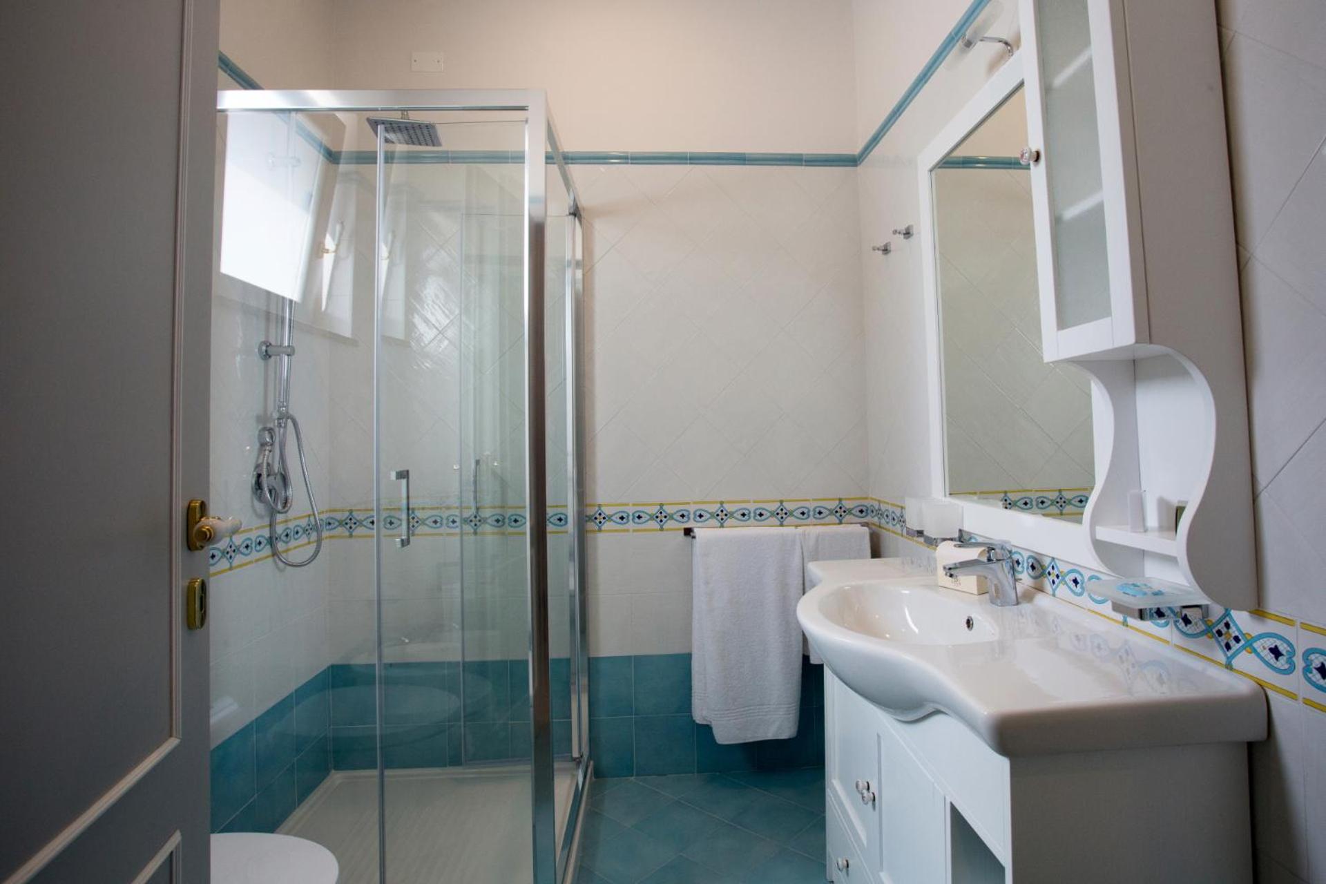 Standard Double or Twin Room photo 3