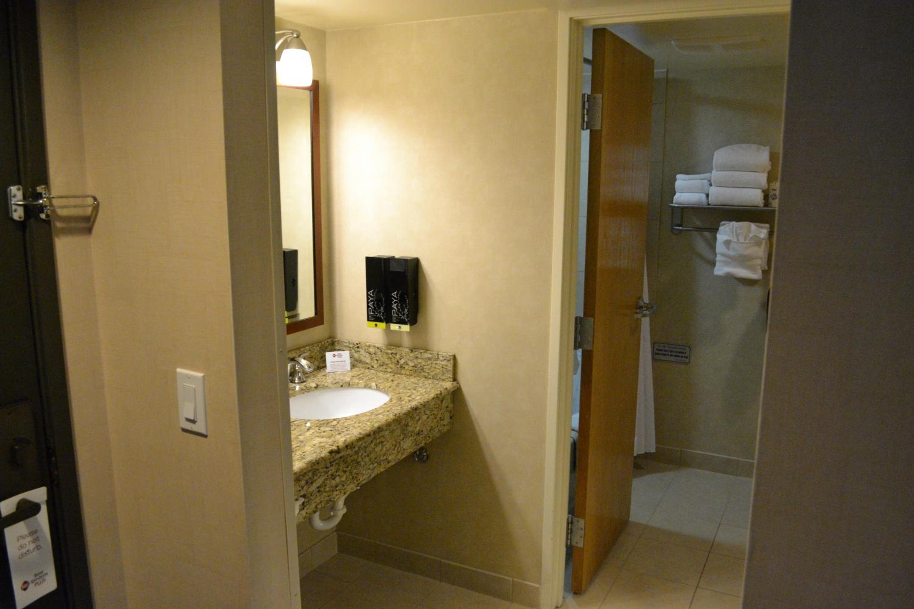 Deluxe Queen Room with Two Queen Beds and Water View - Pet Friendly - Photo 4