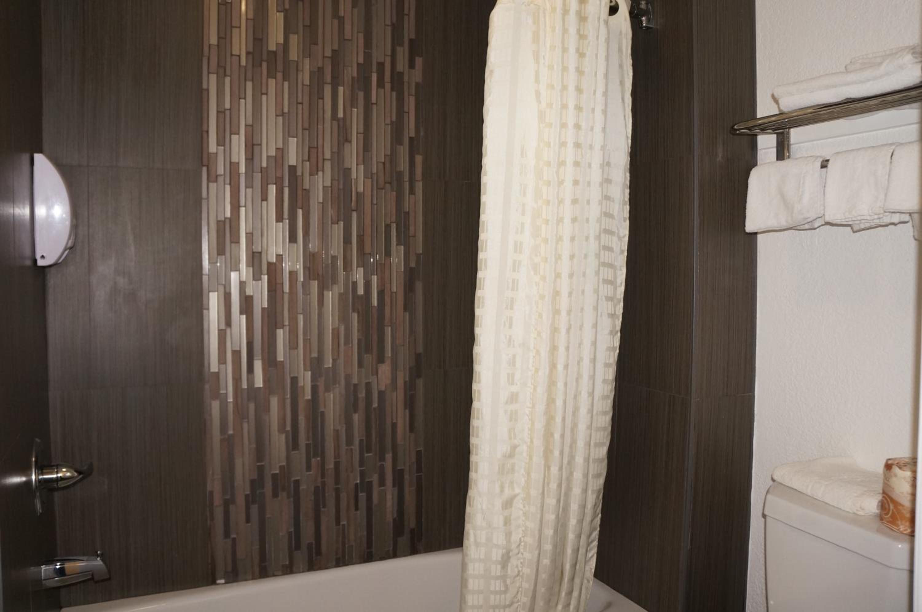Standard Queen Room - Photo 5