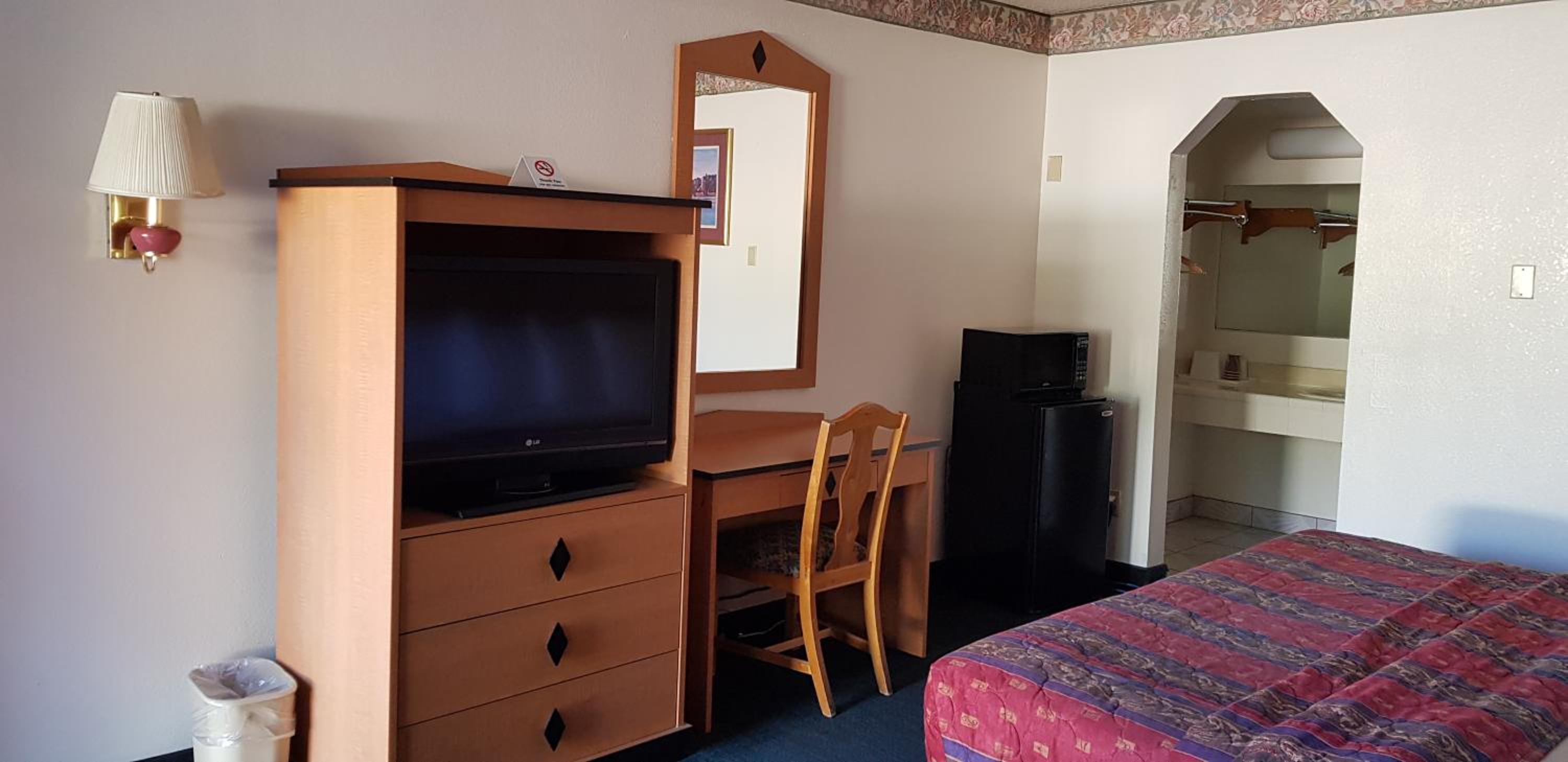 King Room - Non-Smoking - Photo 4