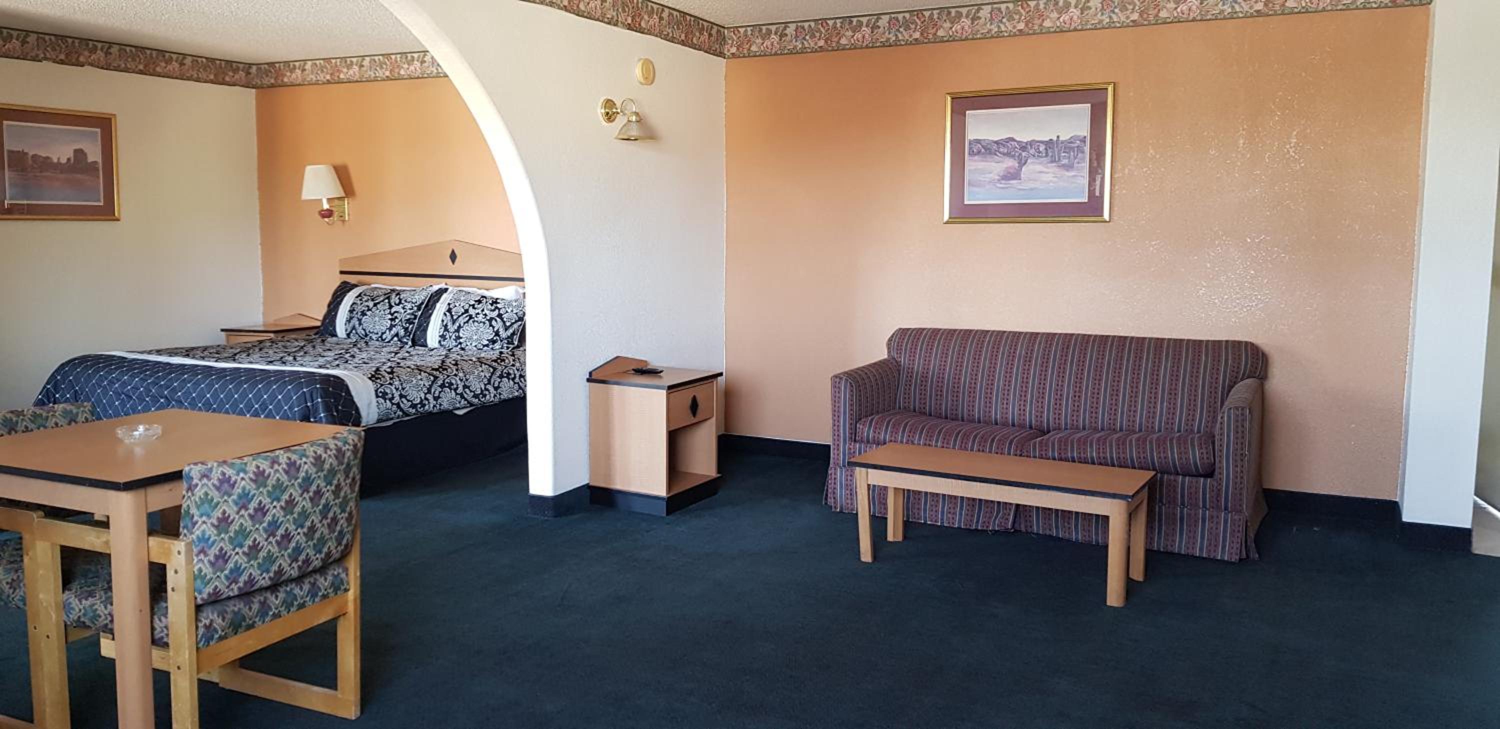 Suite with Hot Tub - Photo 2