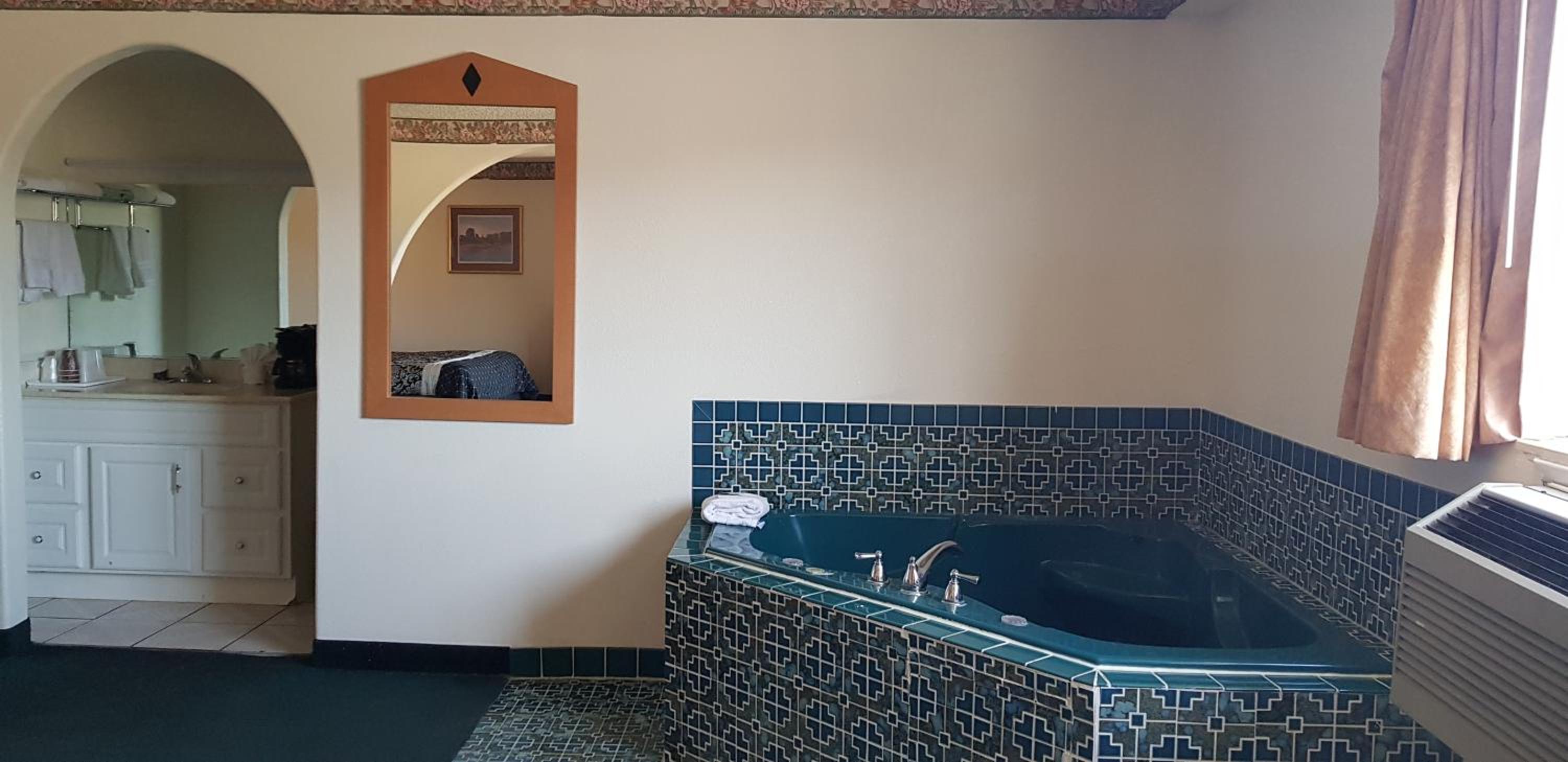 Suite with Hot Tub - Photo 5