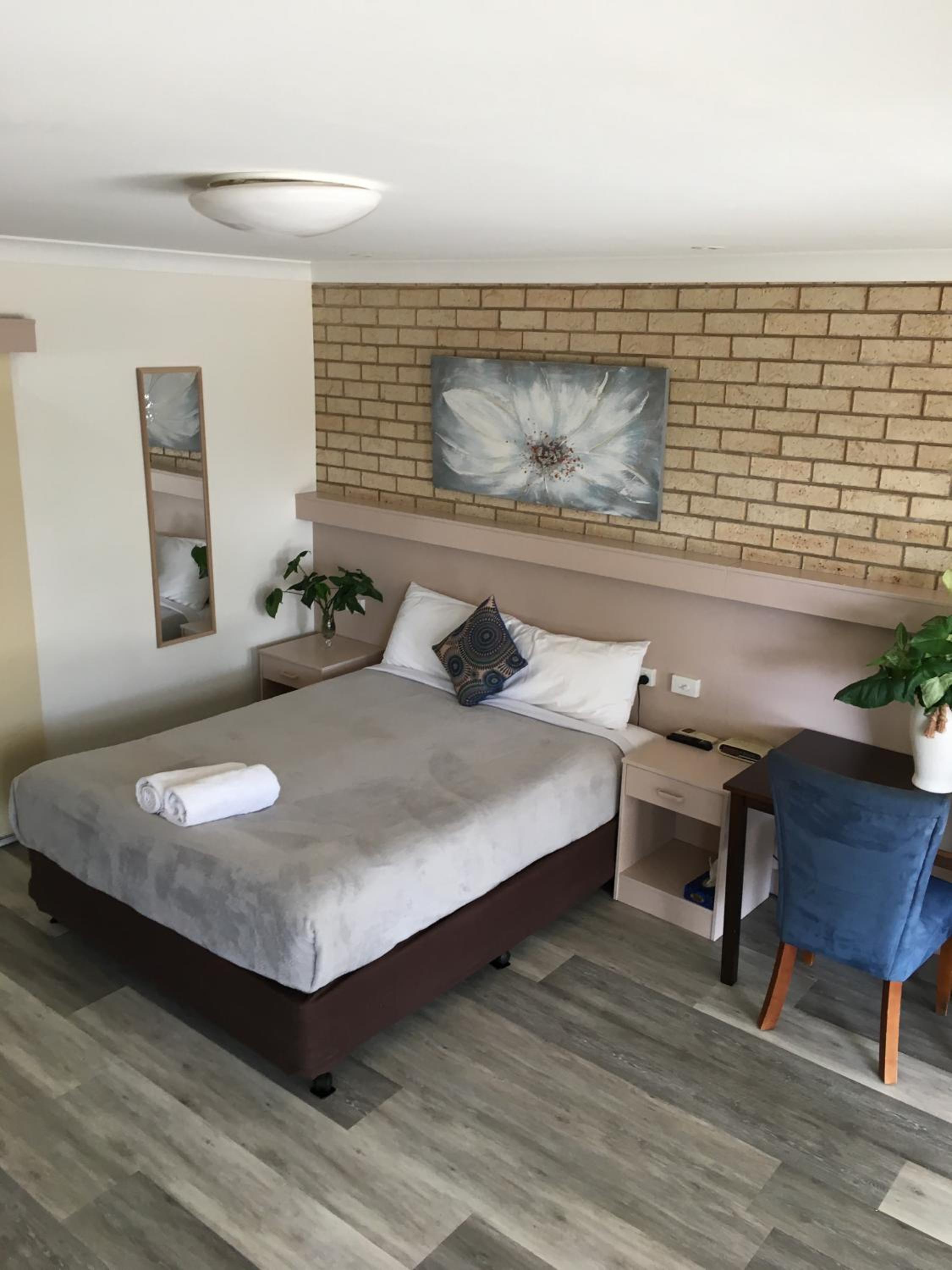 Queen Room photo 1