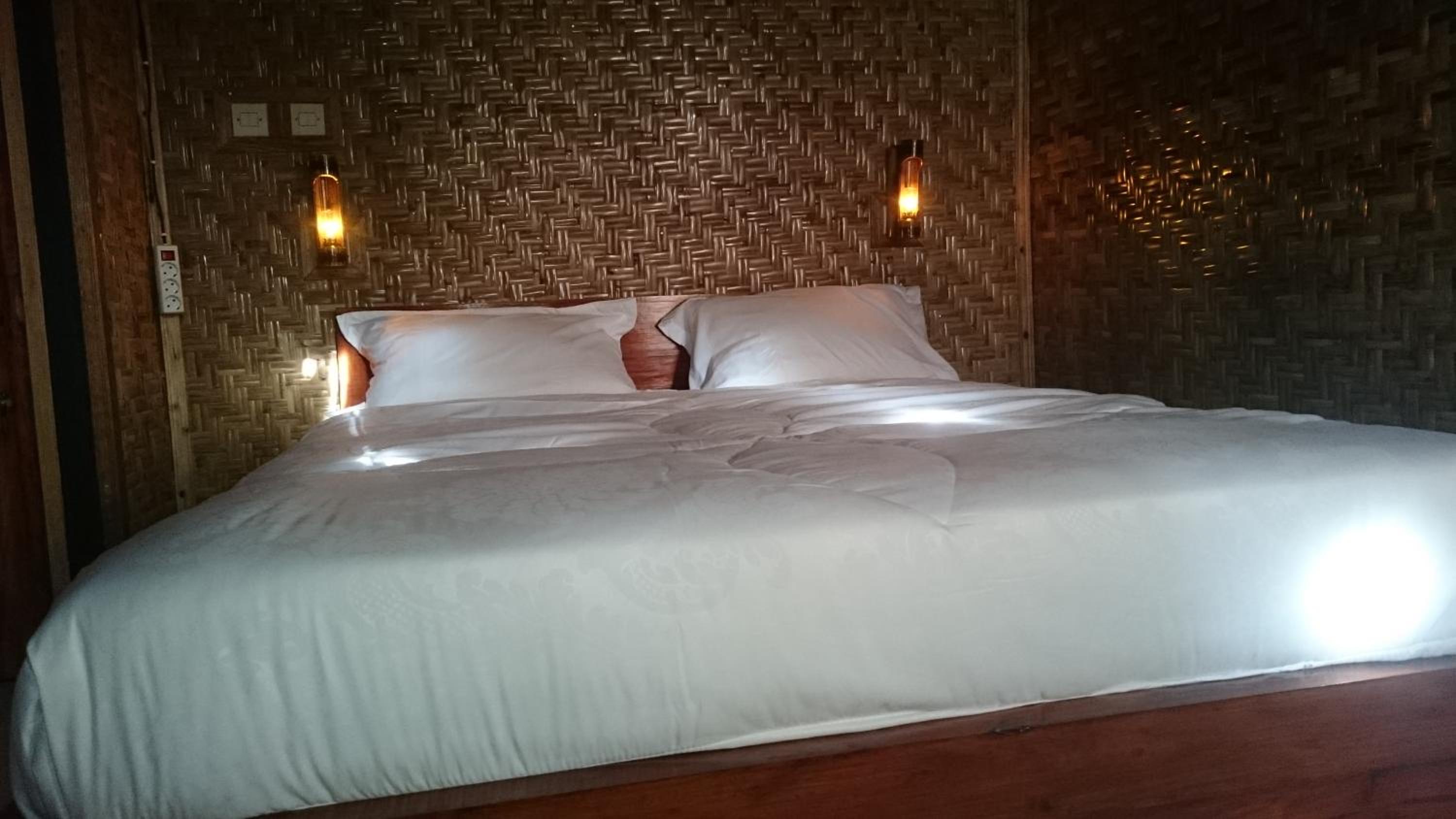 Deluxe Double Room with Side Sea View