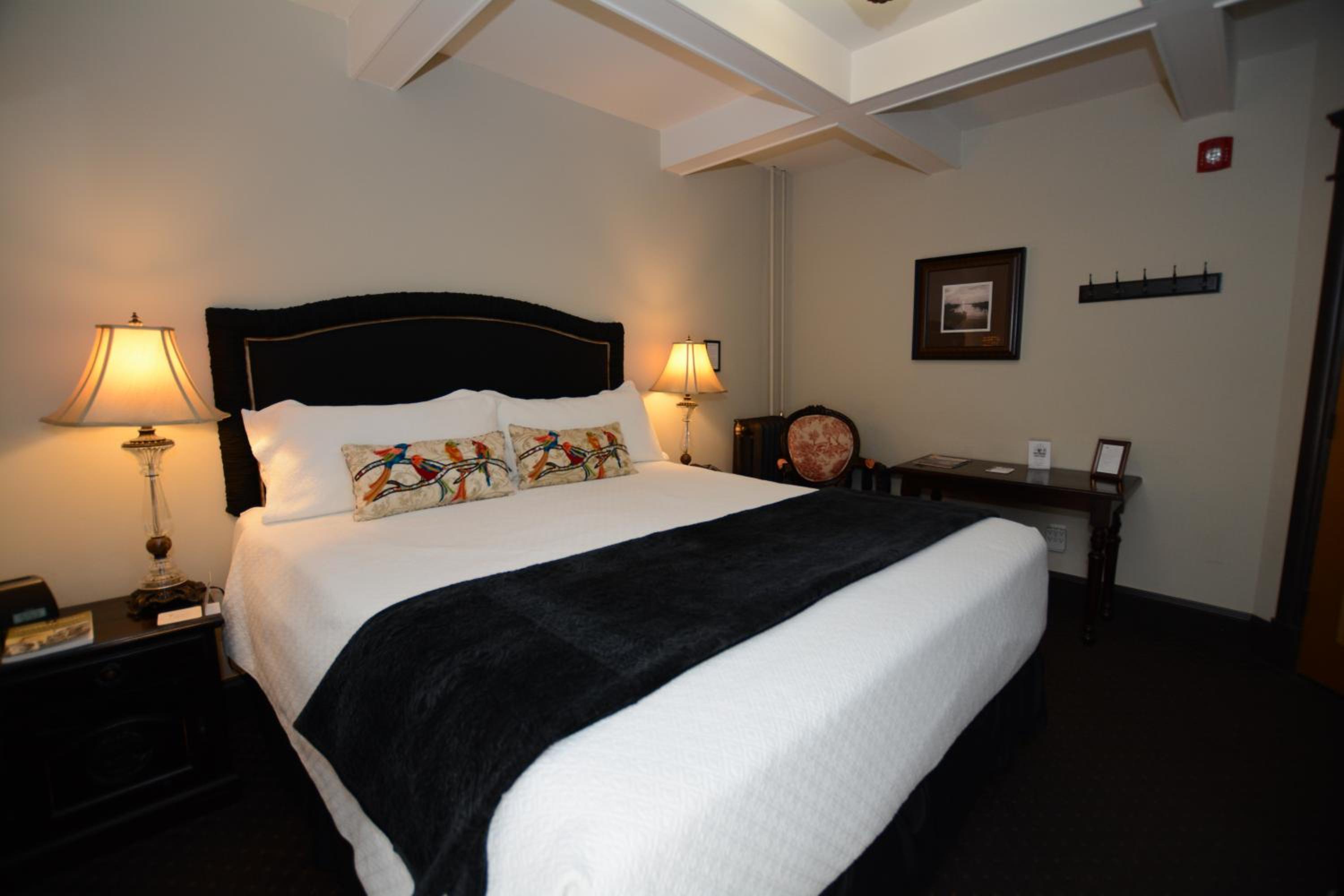 King Room 1 with Private Bathroom - Photo 3