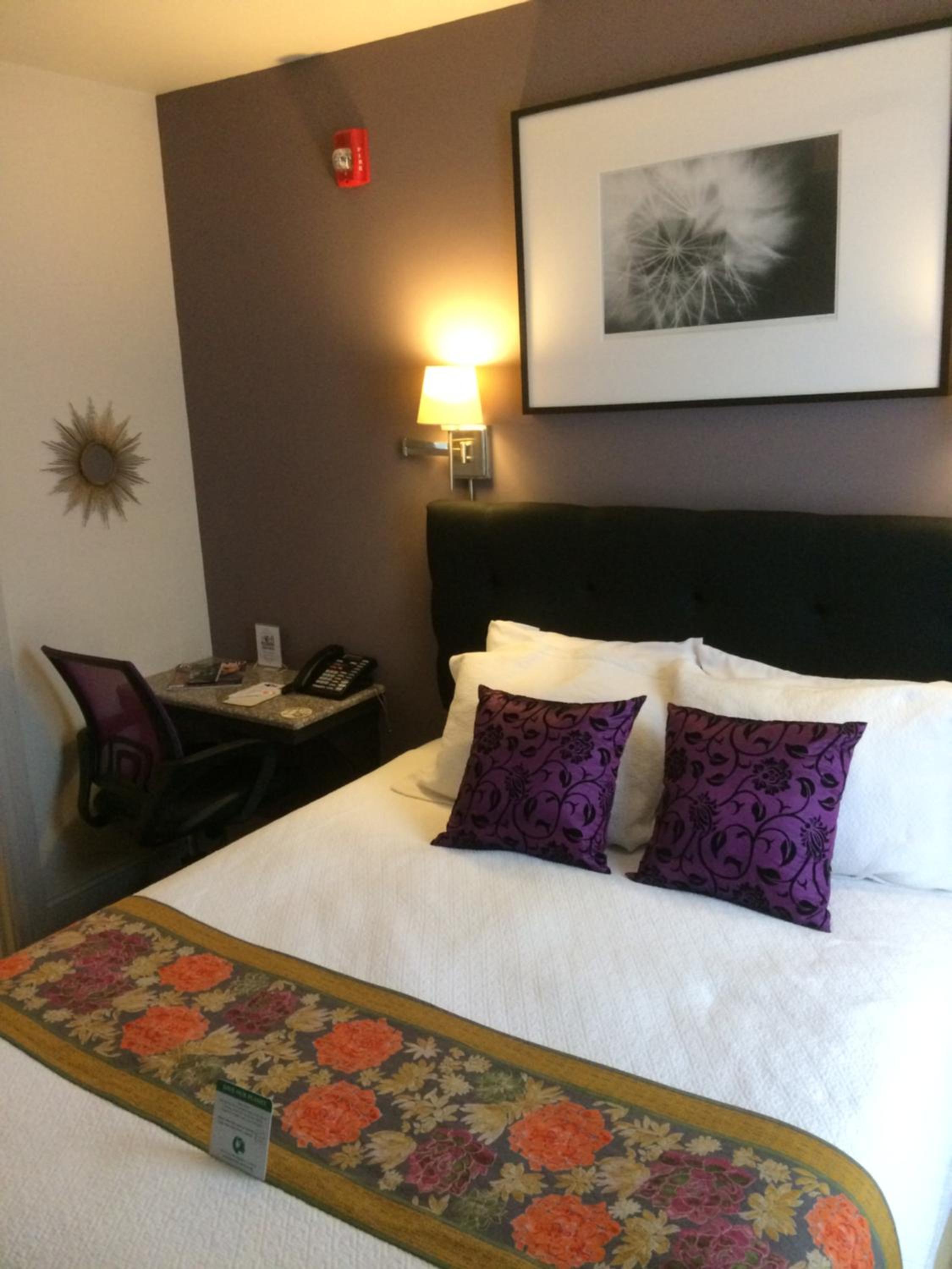 Queen Room 26 with Private Bathroom - Photo 4