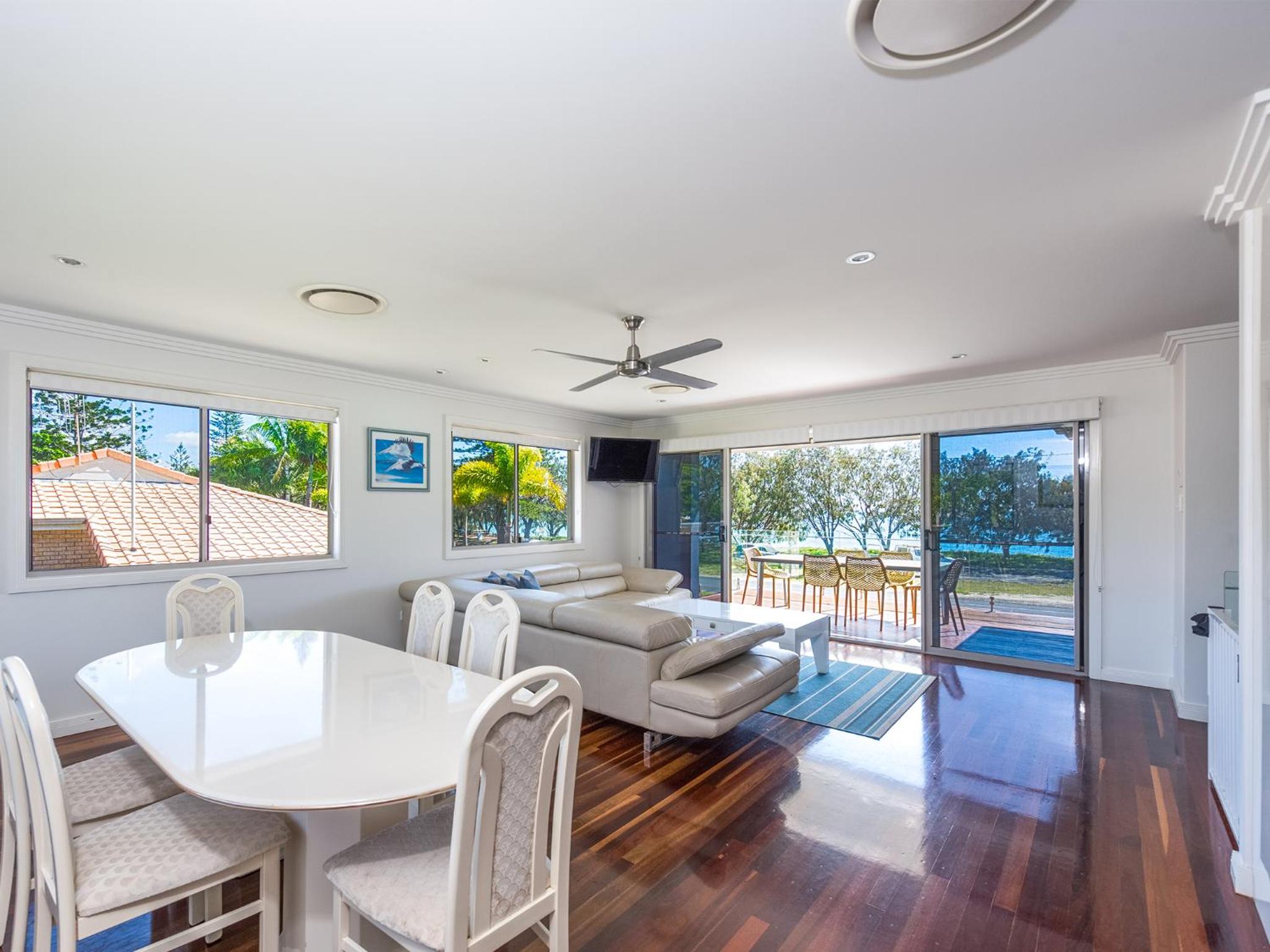 Deluxe Beach House photo 1