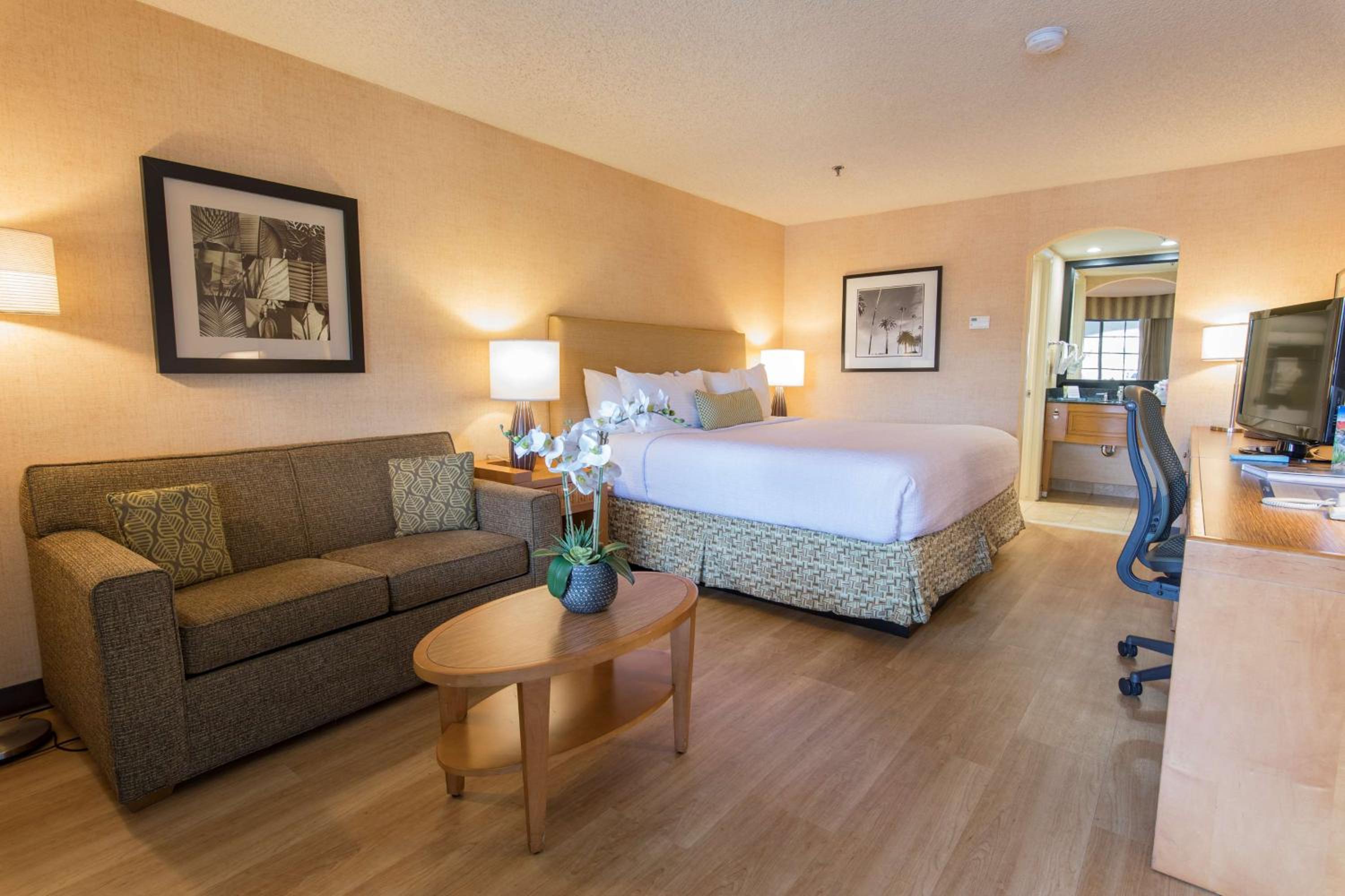 King Room with Sofa Bed - Photo 1