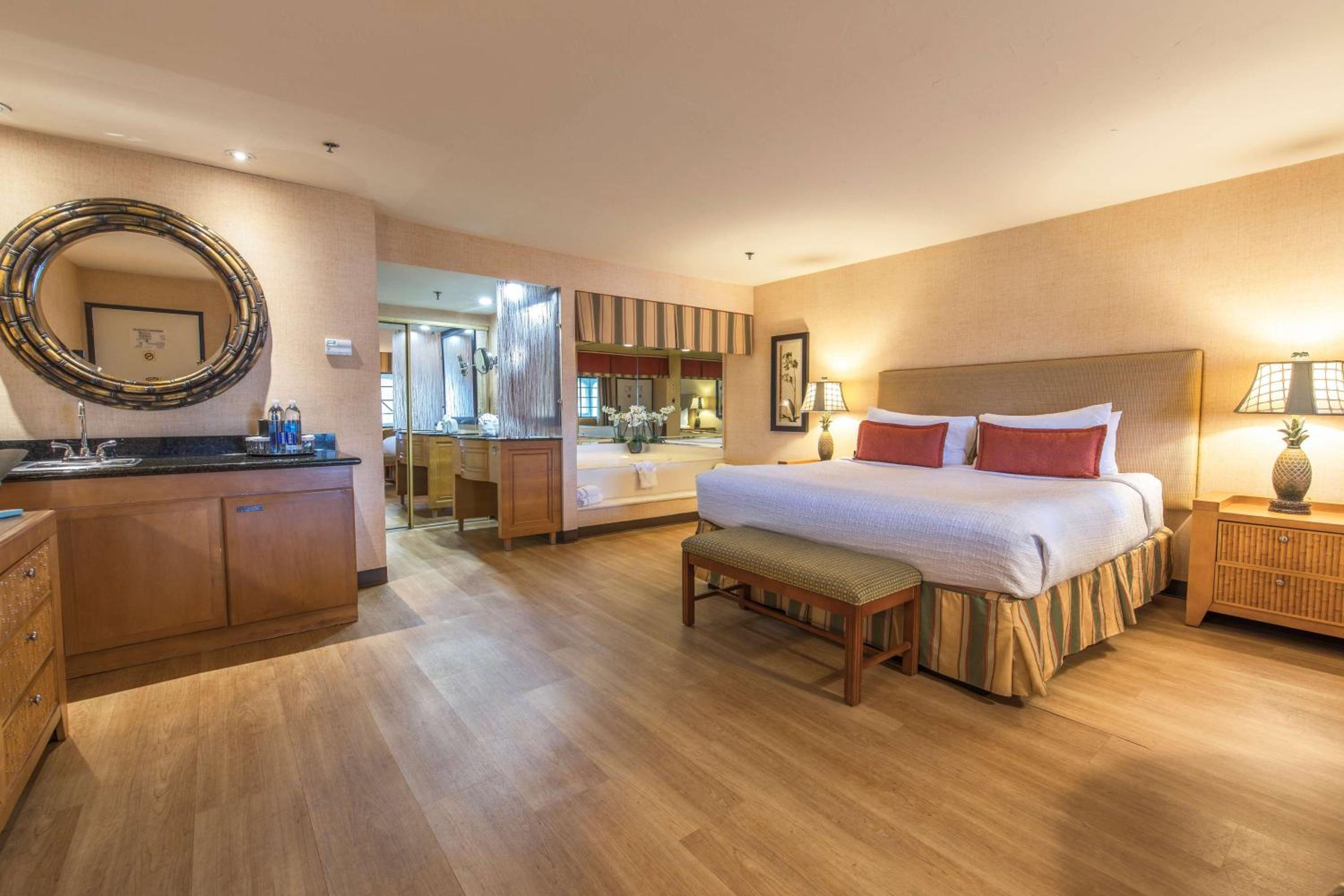 King Room with Hot Tub - Non-Smoking - Photo 1