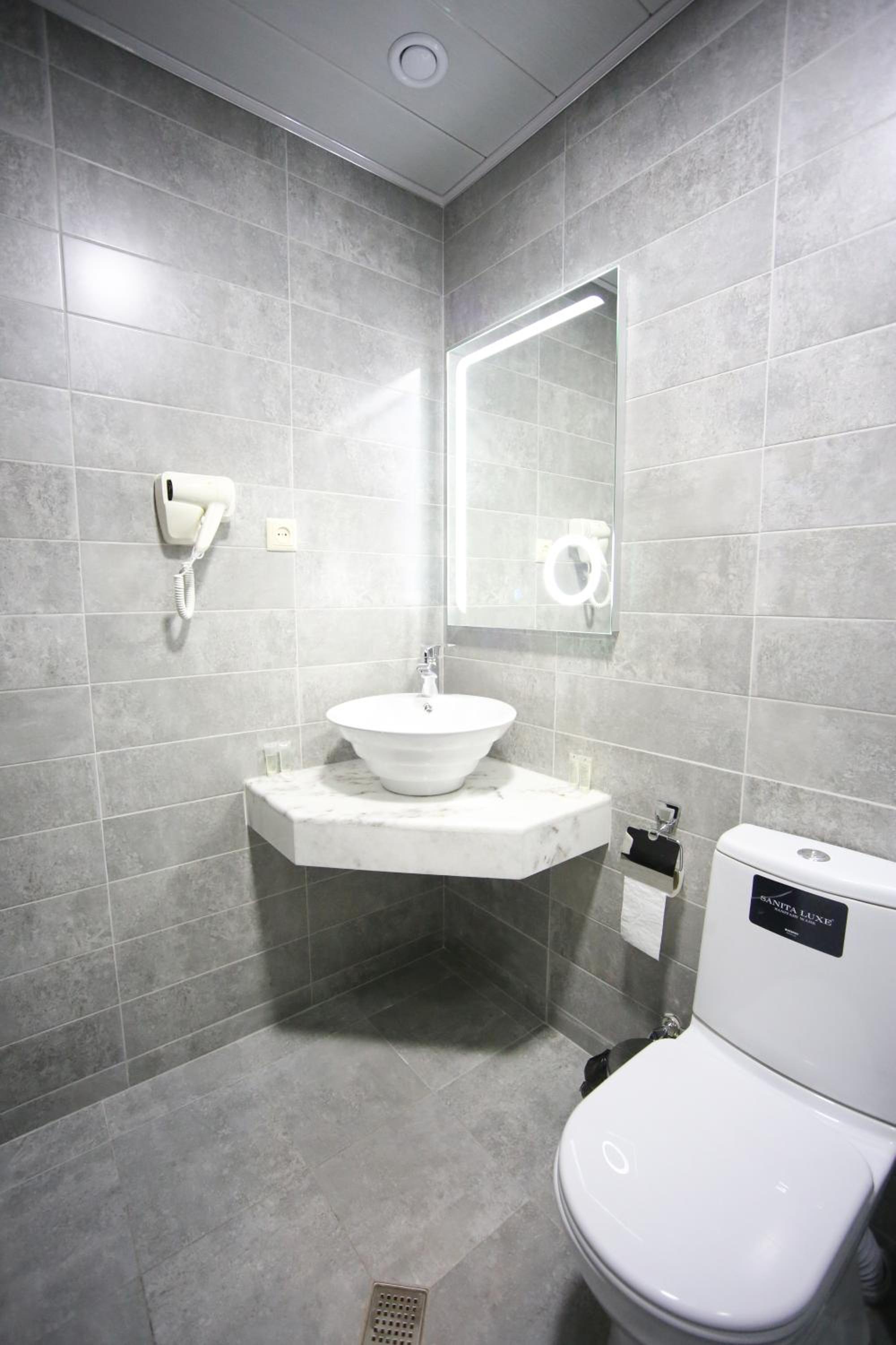 Family Room with Bathroom photo 3