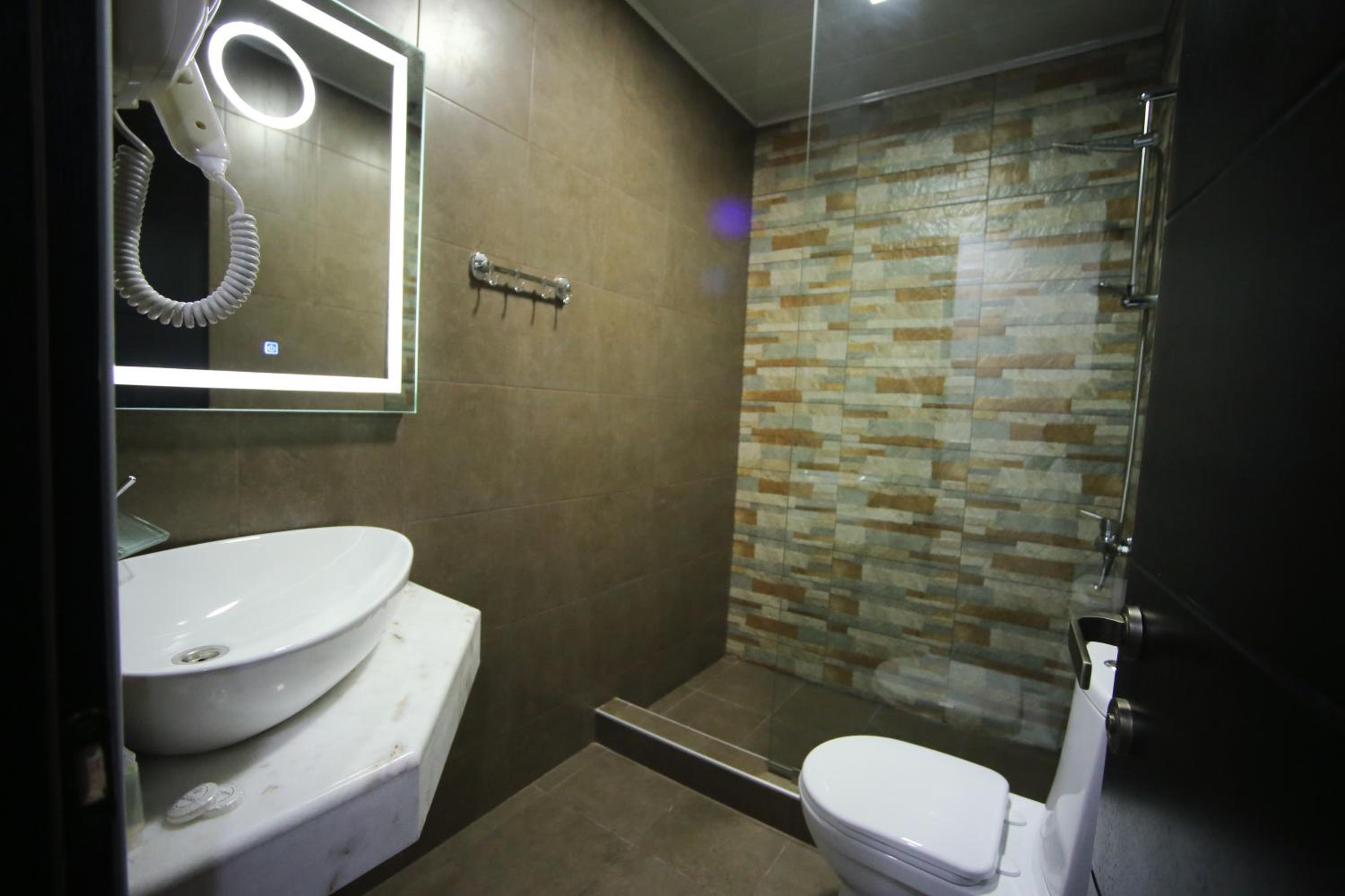Single Room with Bathroom photo 2