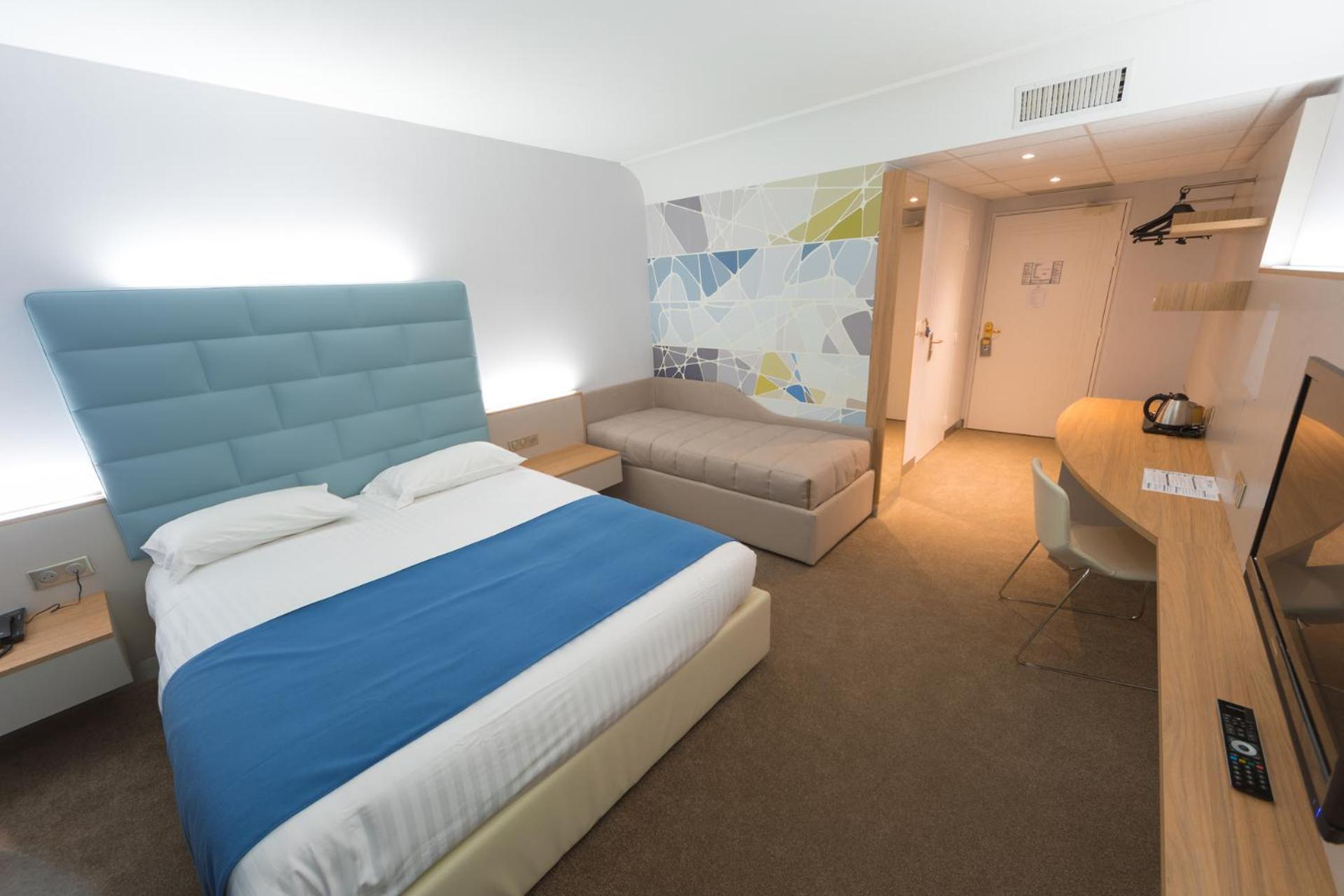 Premium Triple Room - Photo 1