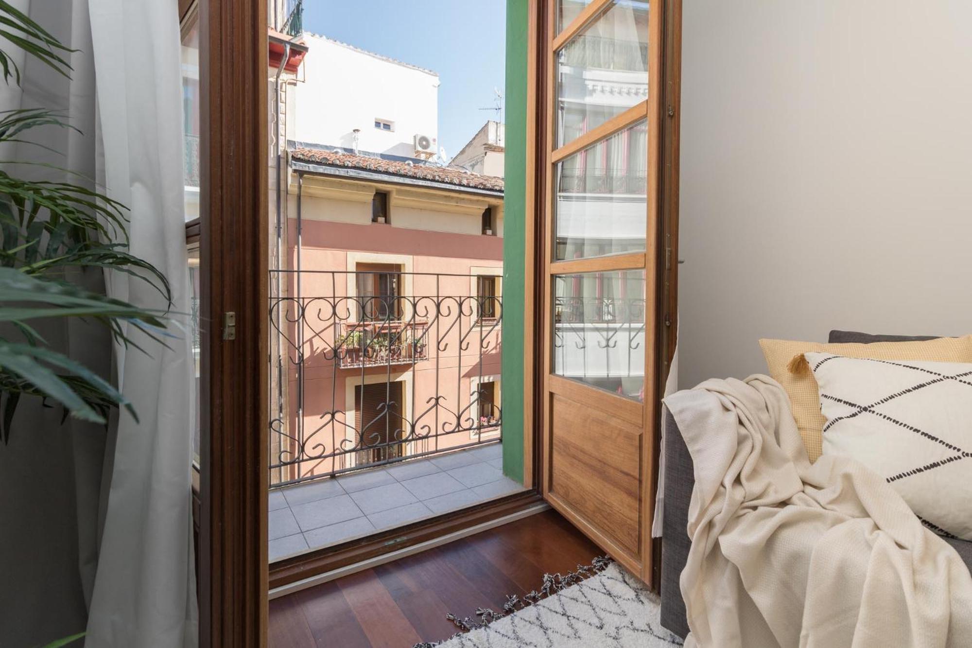 Apartment with Balcony - Photo 12