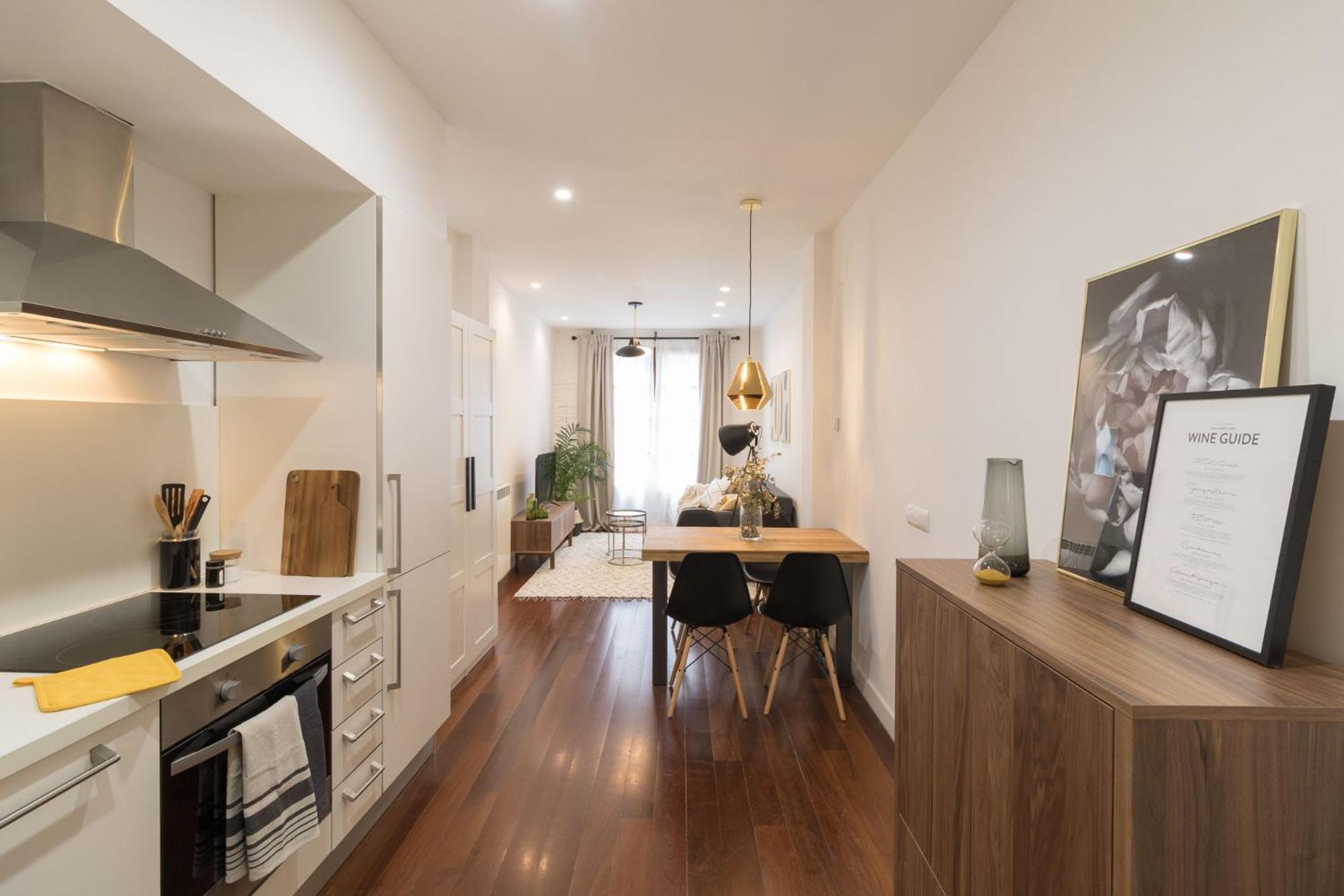 Apartment with Balcony - Photo 4