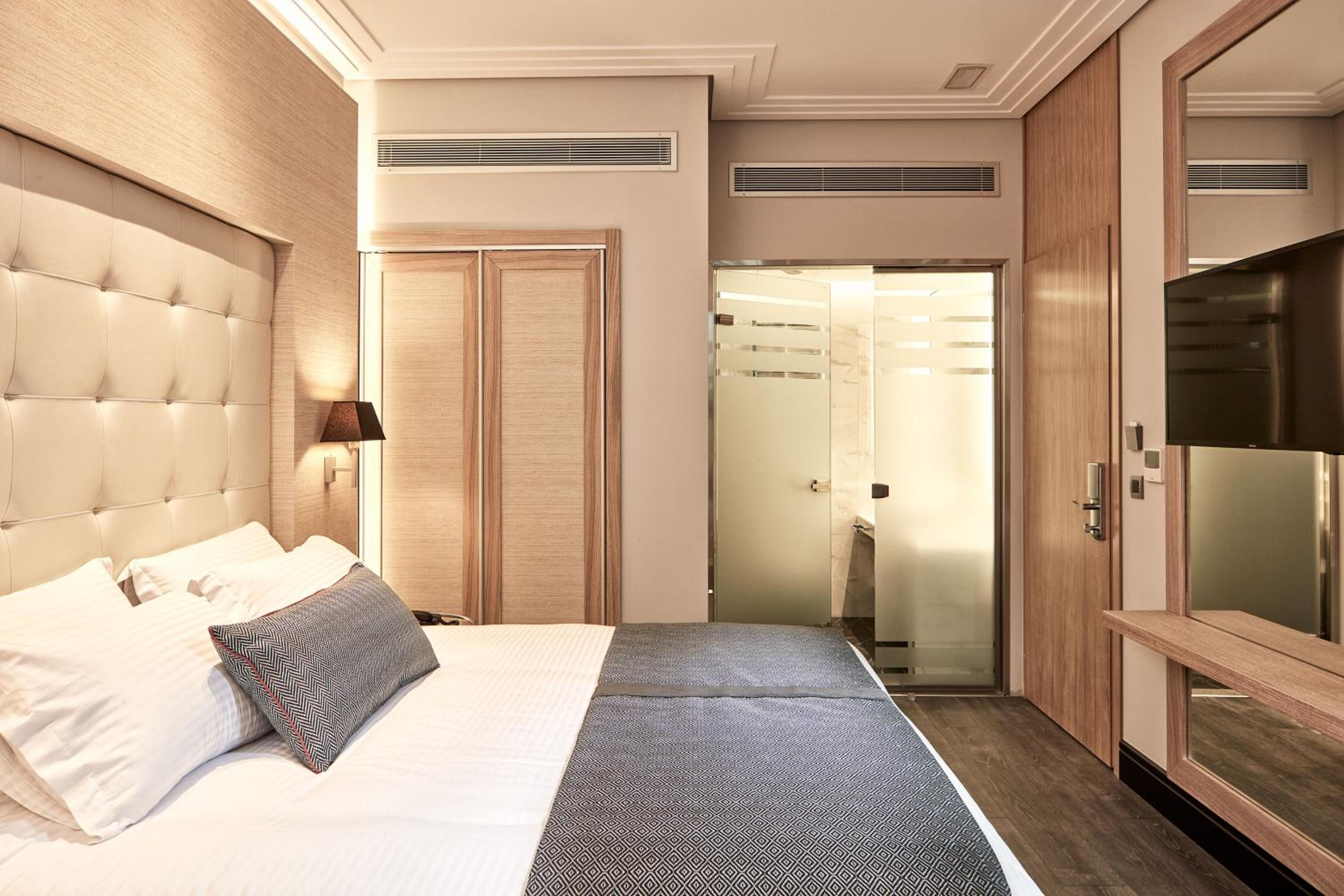 Junior Suite Courtyard View photo 1