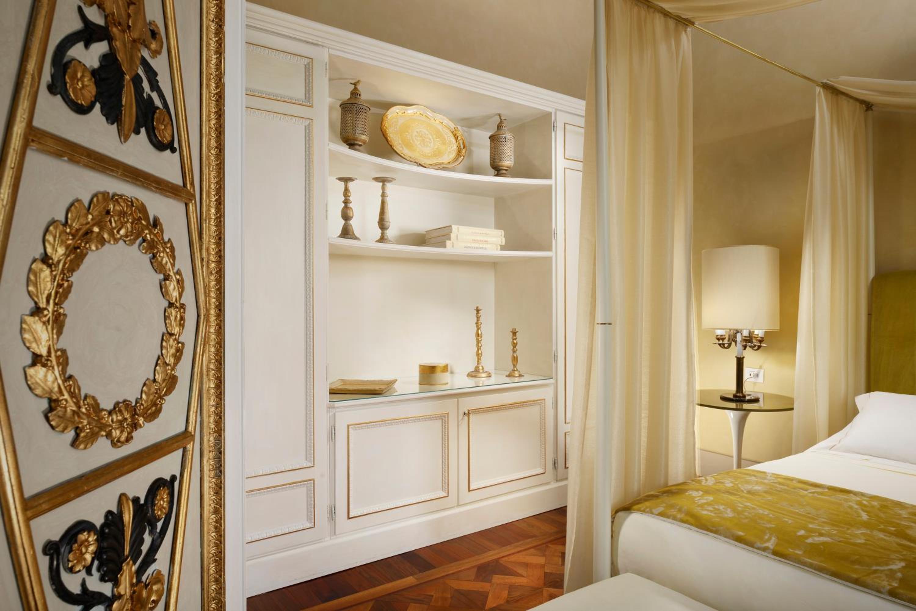 Suite with Frescoes