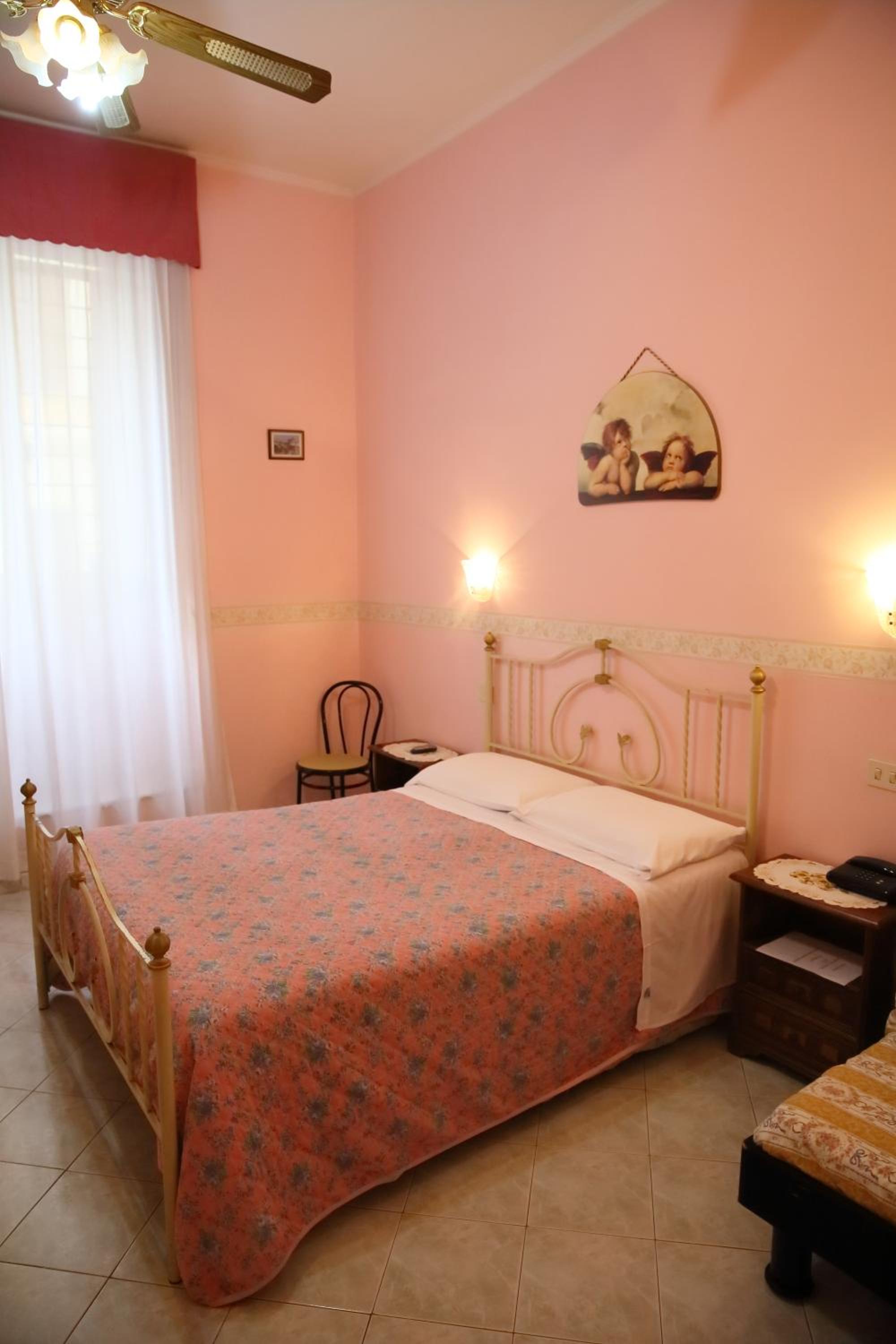 Economy Triple Room photo 2
