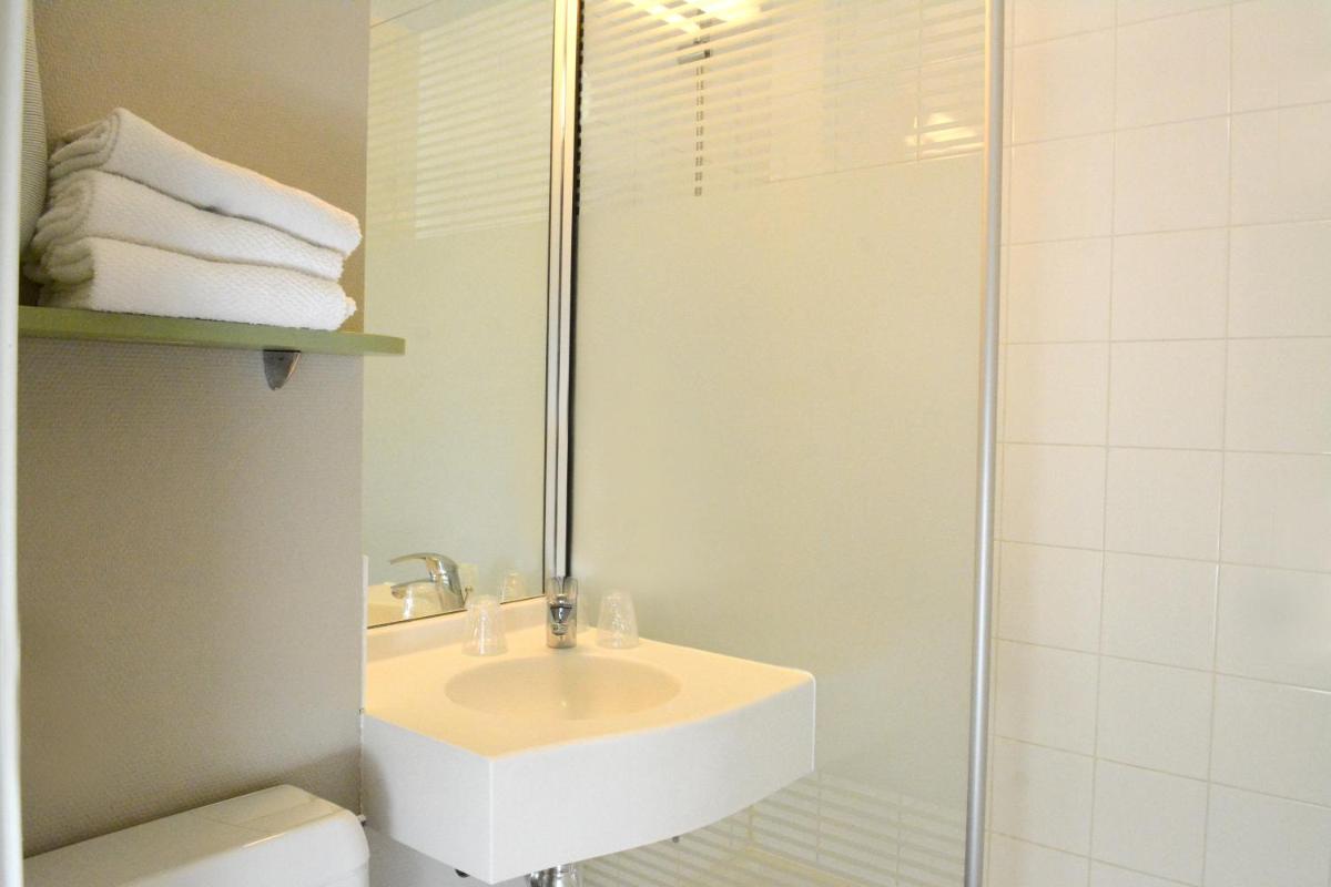 Twin Room - Photo 8