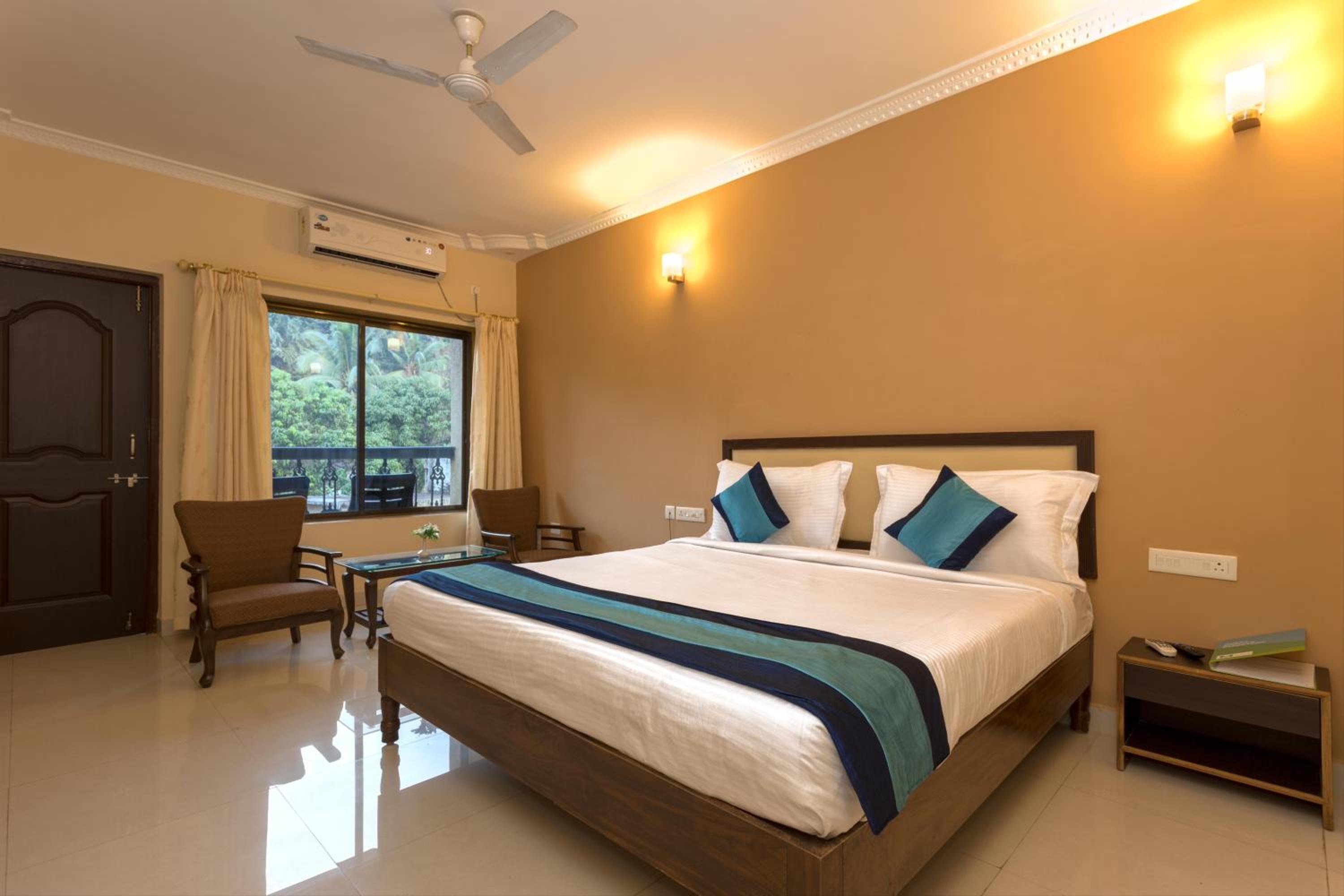 Deluxe Room with Pool View photo 1