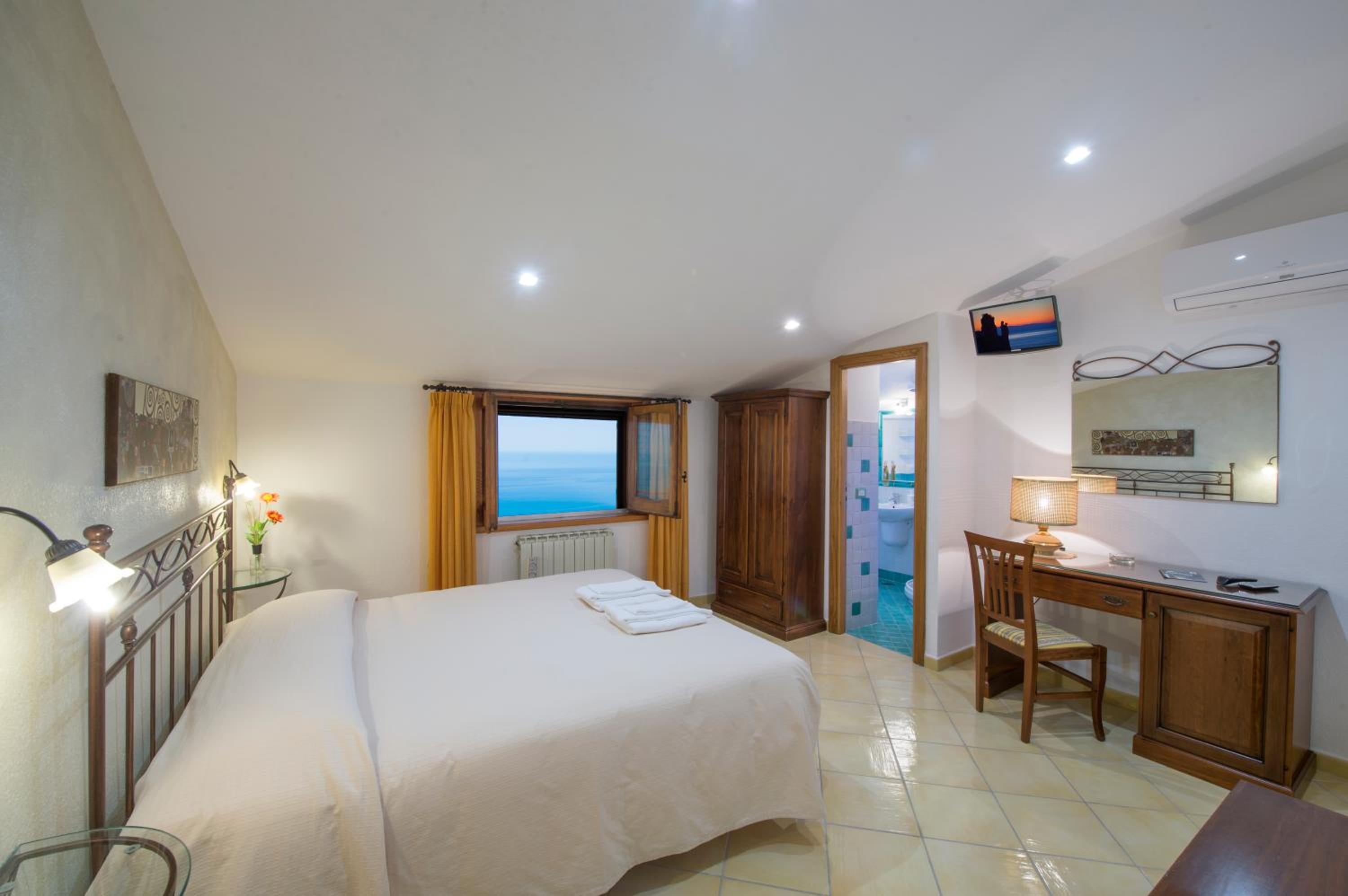 Economy Double Room photo 2