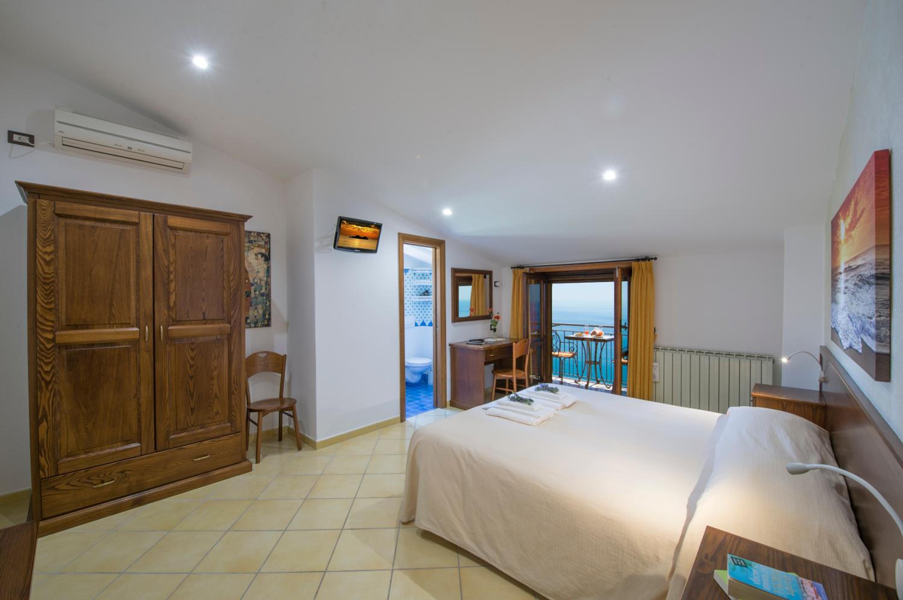 Double Room with Balcony and Sea View - Photo 6