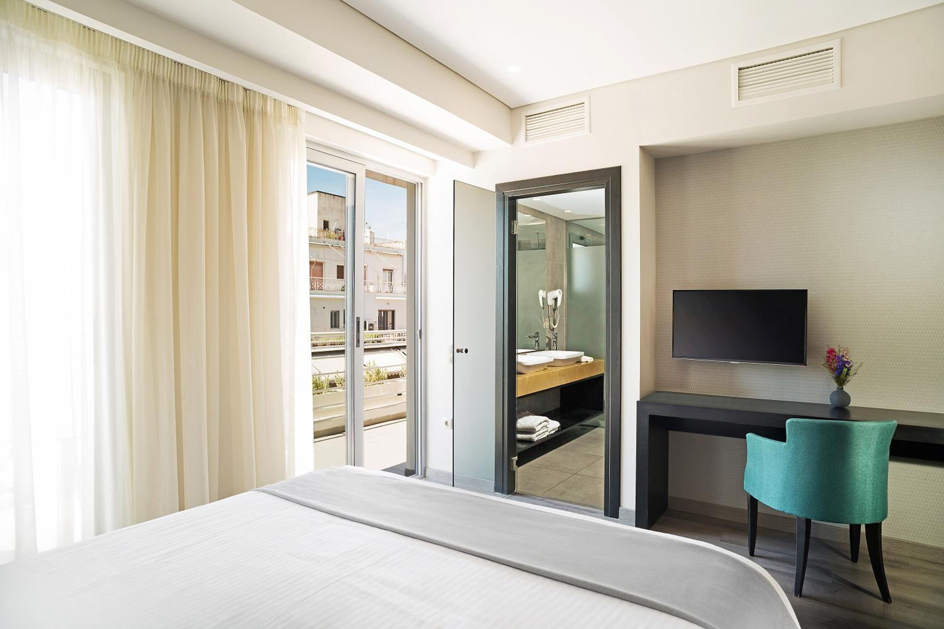 Deluxe Double Room with Balcony photo 2