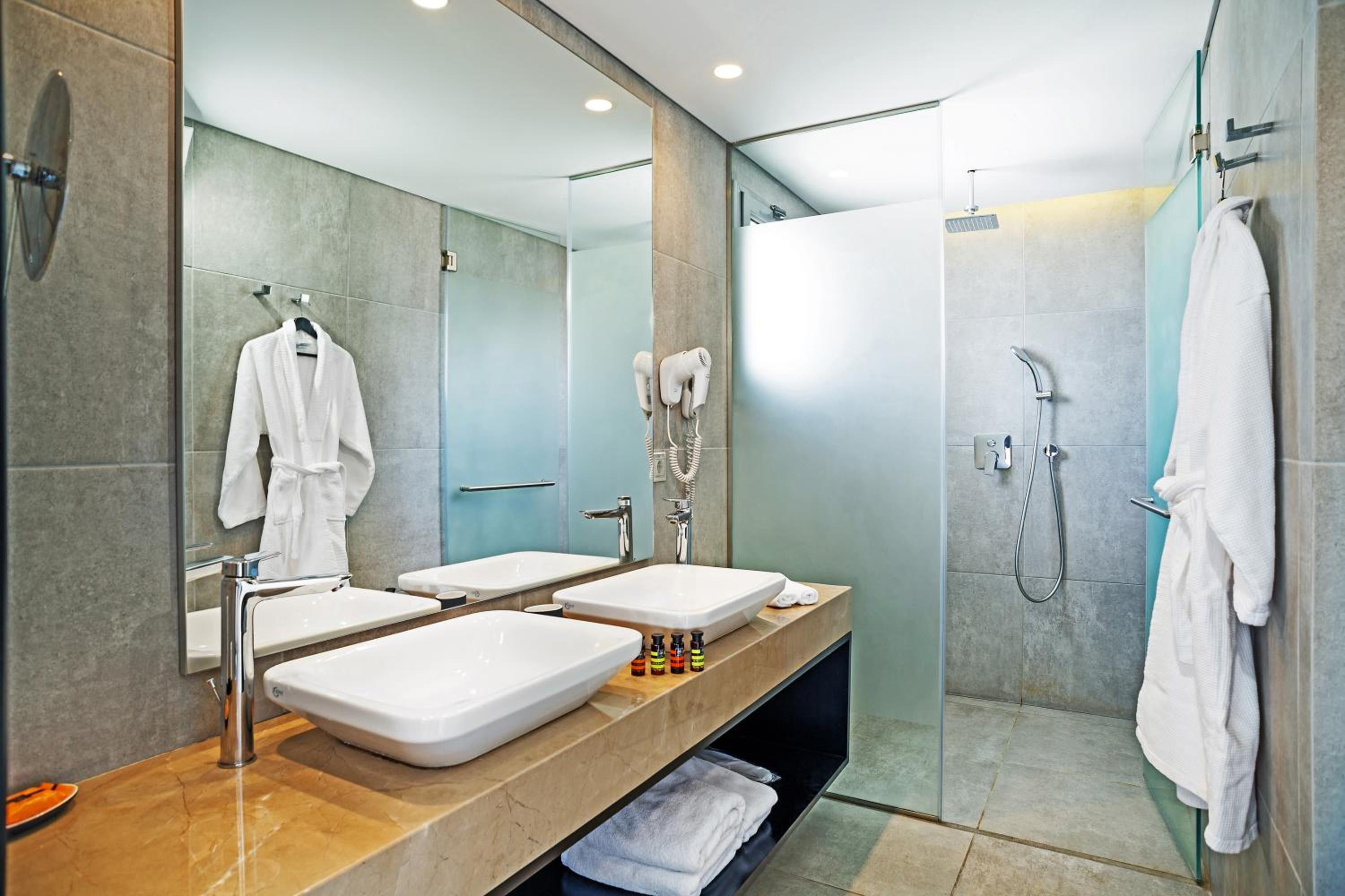 Deluxe Double Room with Balcony photo 3