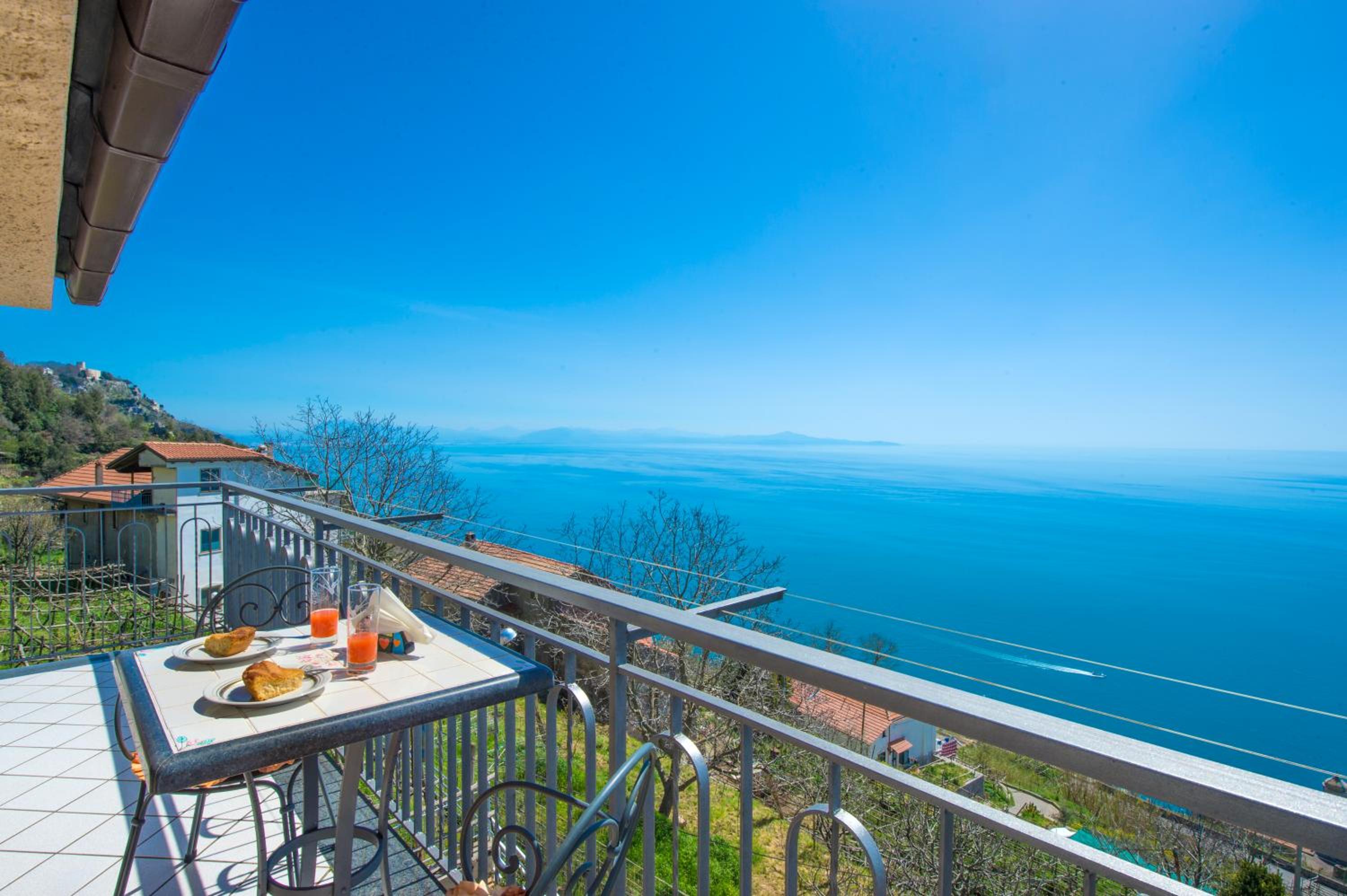Double Room with Balcony and Sea View - Photo 3