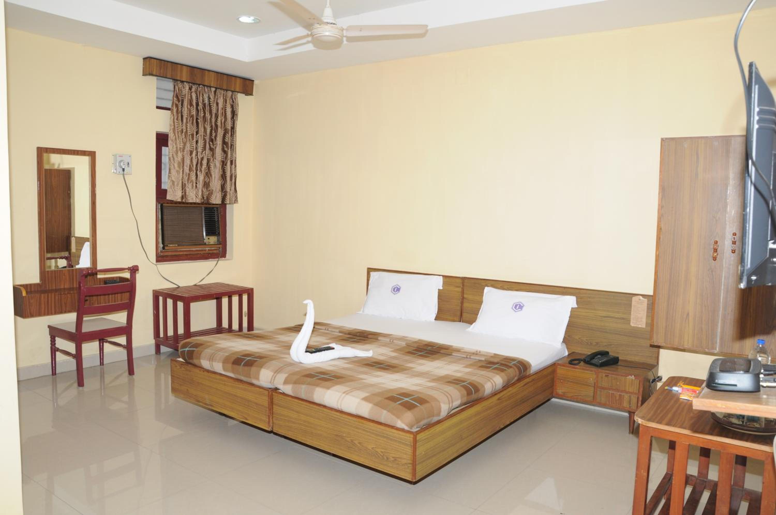 Deluxe Double Room (2 Adults + 1 Child) photo 2