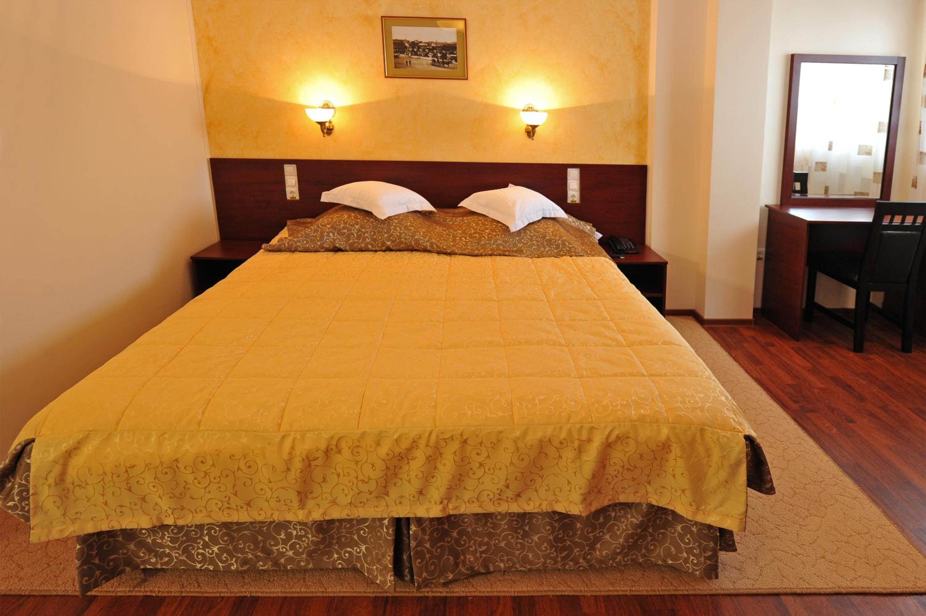 Standard Double Room - Photo 15