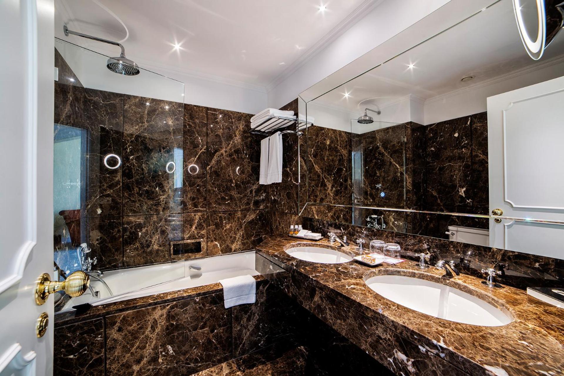 Premium Room - Photo 9