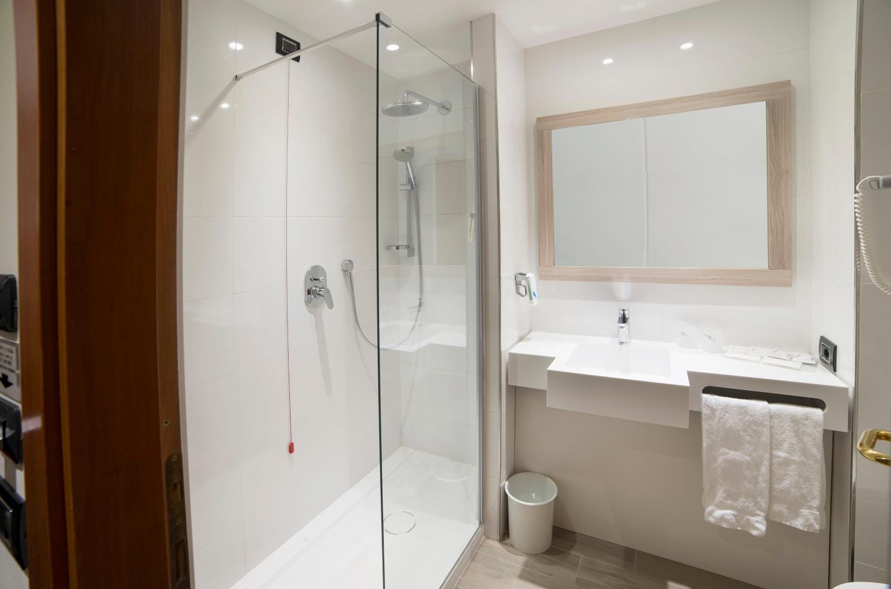 Comfort King Room - Photo 10