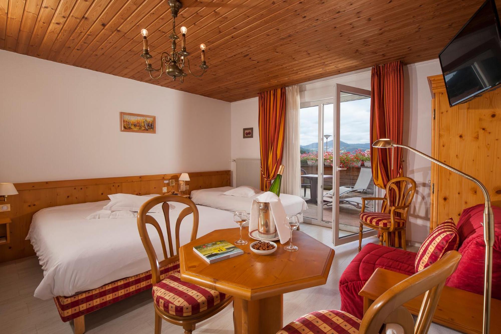 Double Room with Balcony - Photo 4