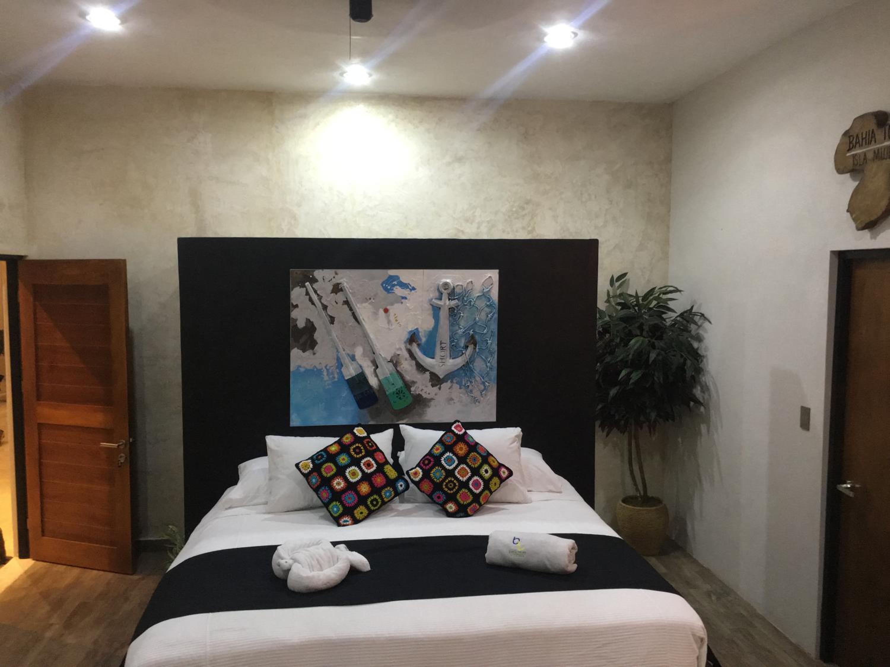 Deluxe Suite with Sea View - Photo 14