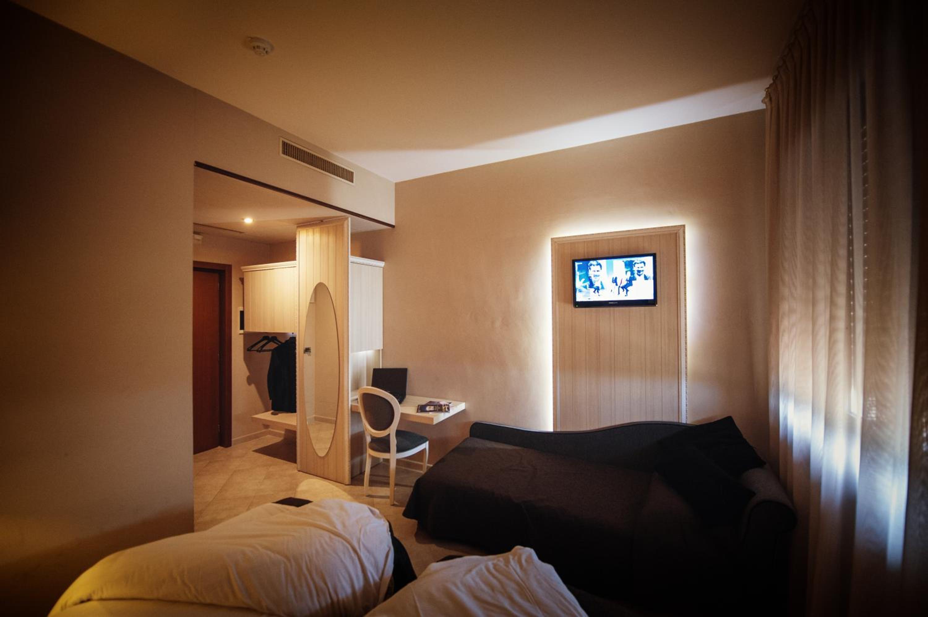 Classic Double or Twin Room with extra bed photo 3